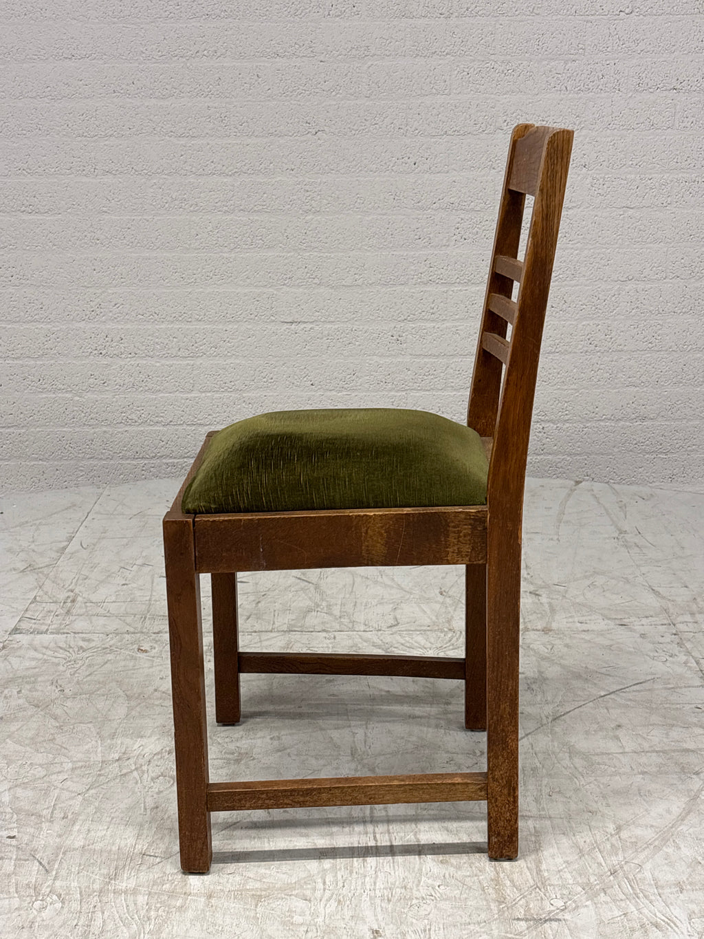 Vintage eetkamerstoel met groen velours zitting