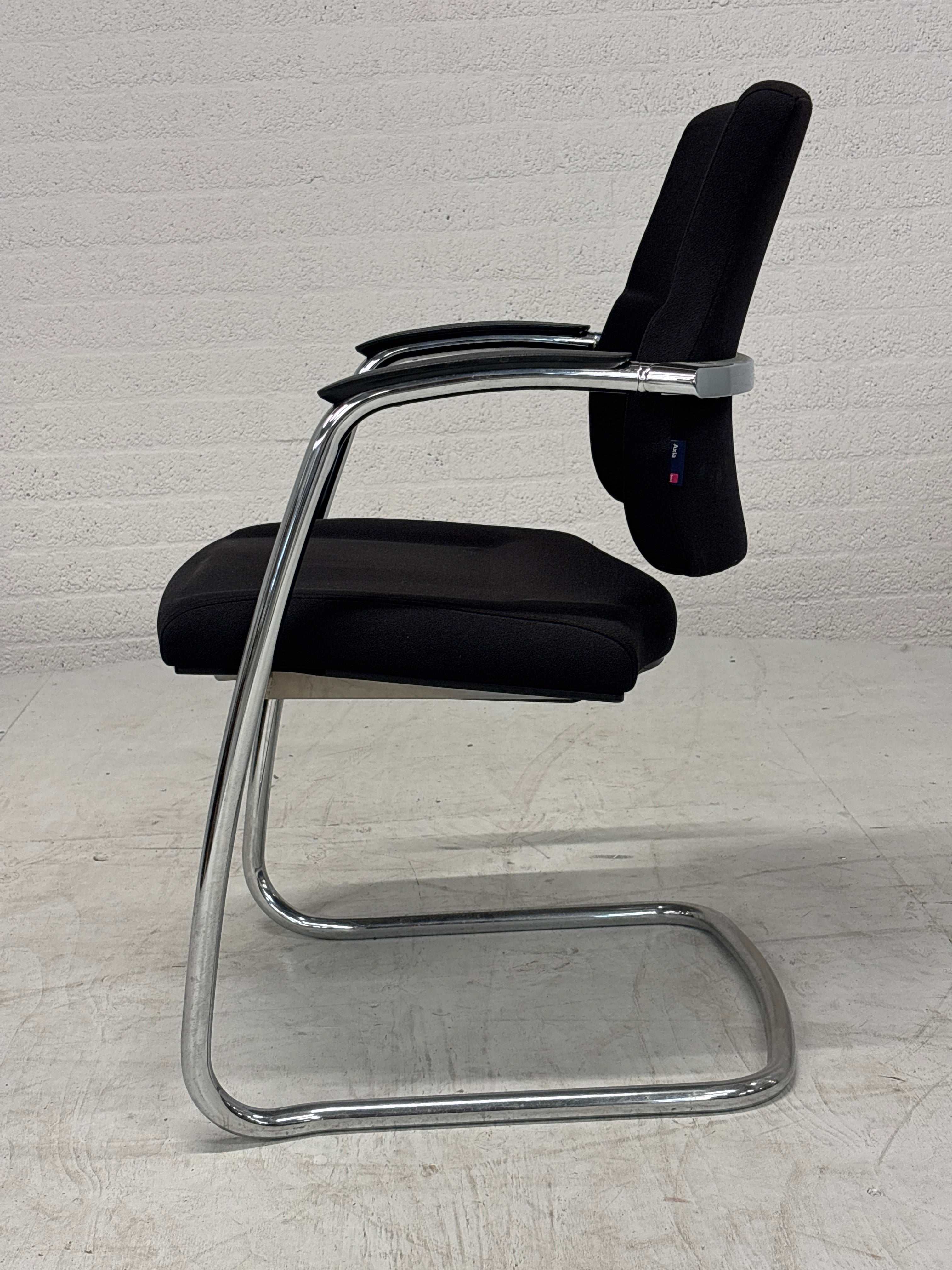 4 Bijzonder mooie comfortabele Axia stoelen voor vergader of eettafel.