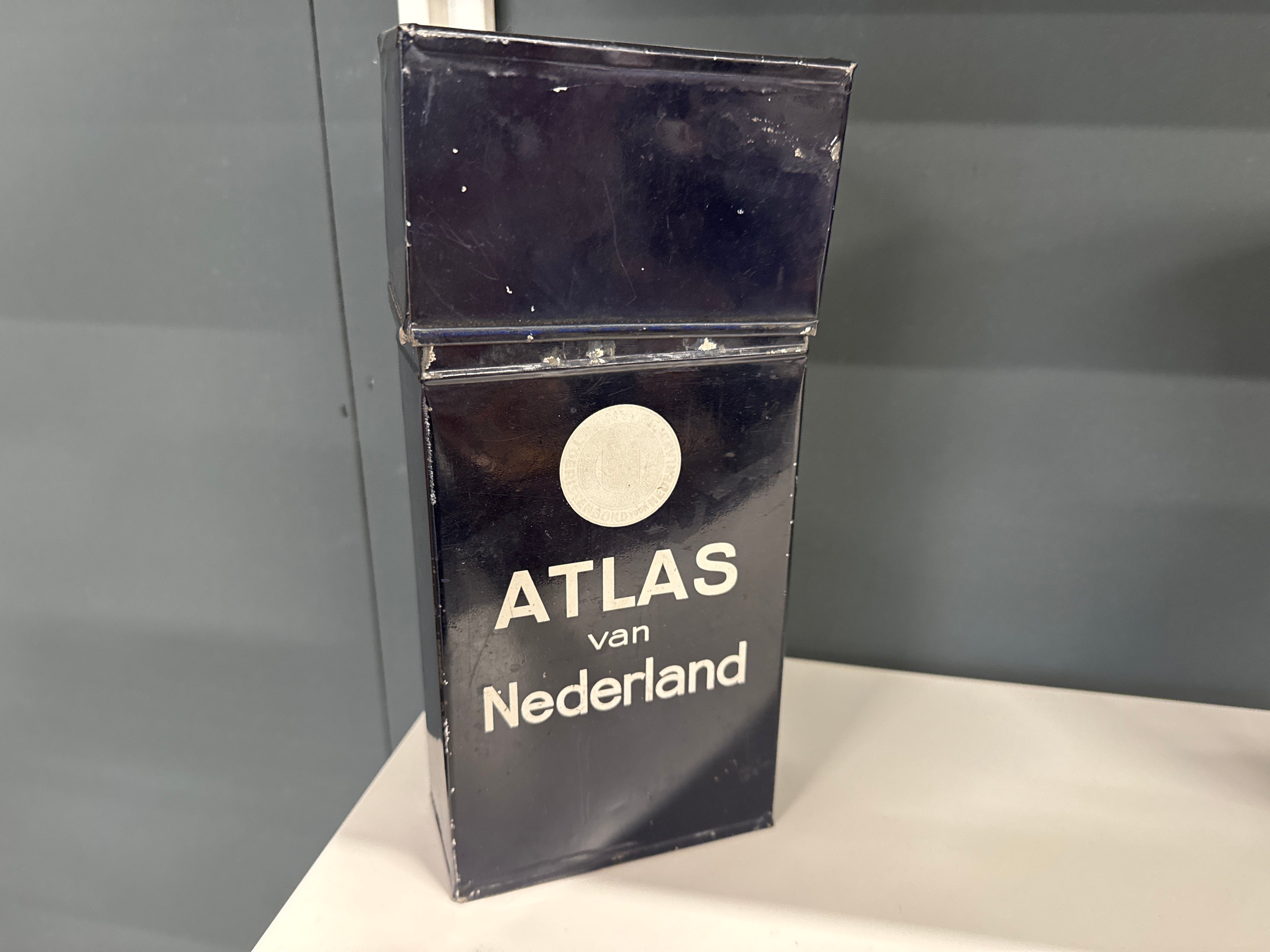 Atlas in blik zwart