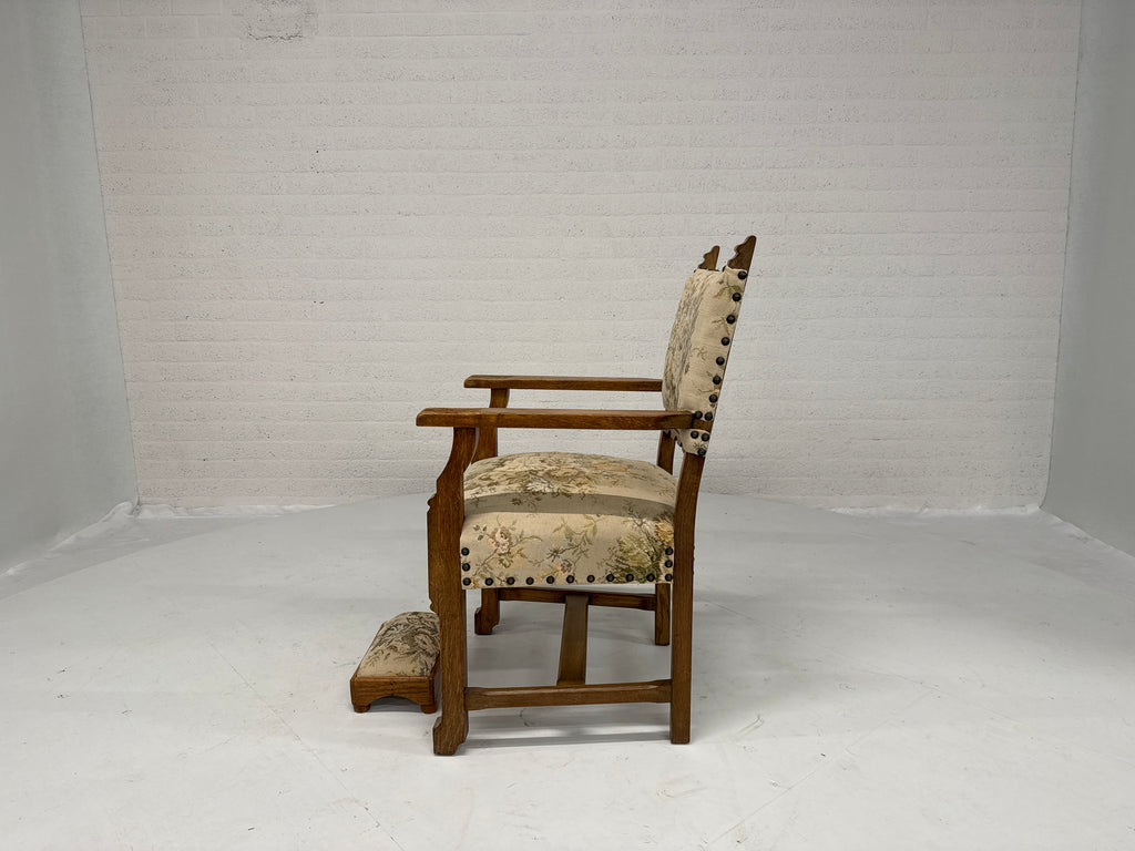 Kasteel stoel met voetenbankje