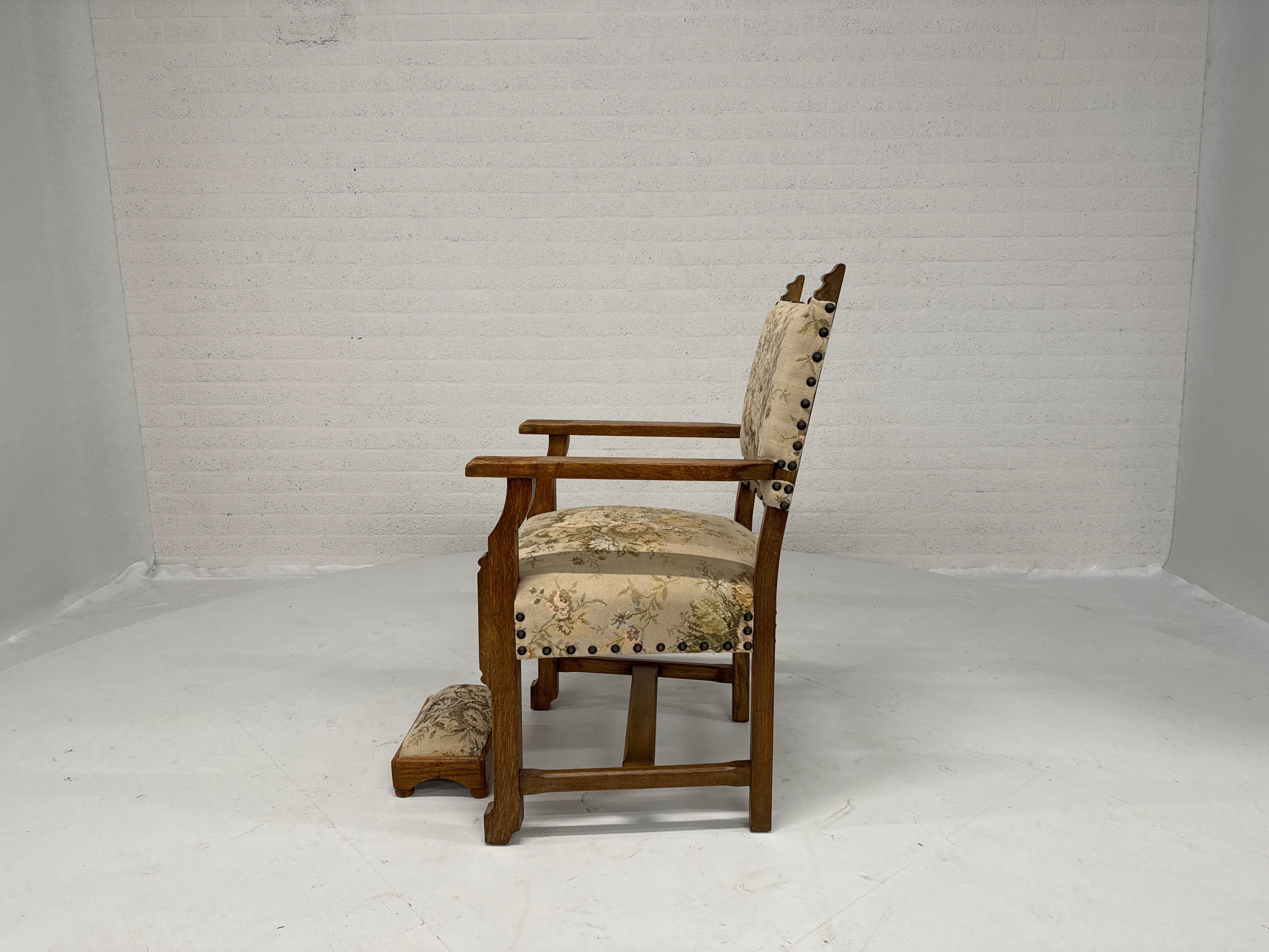 Kasteel stoel met voetenbankje