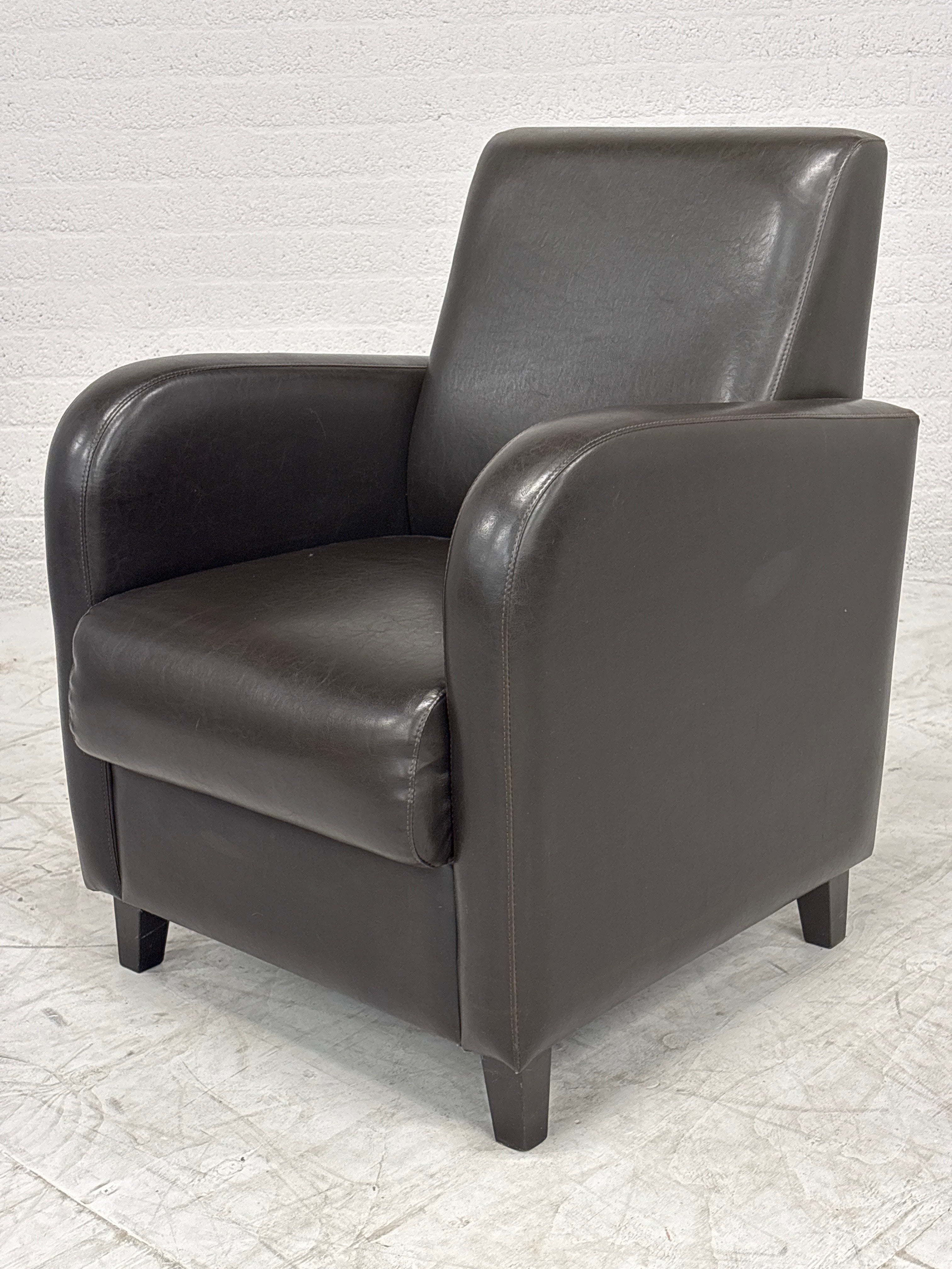 Donker bruine fauteuil