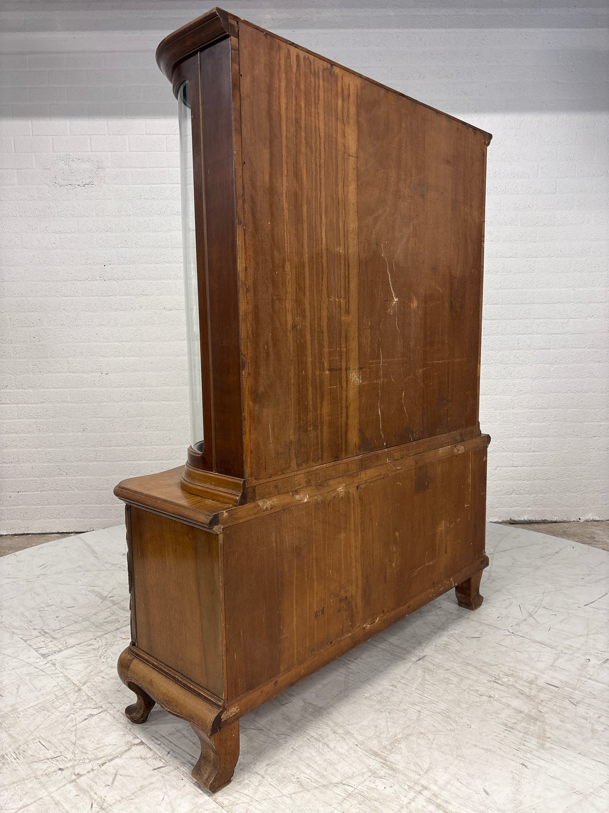 MP Mid century vitrinekast gebogen glas