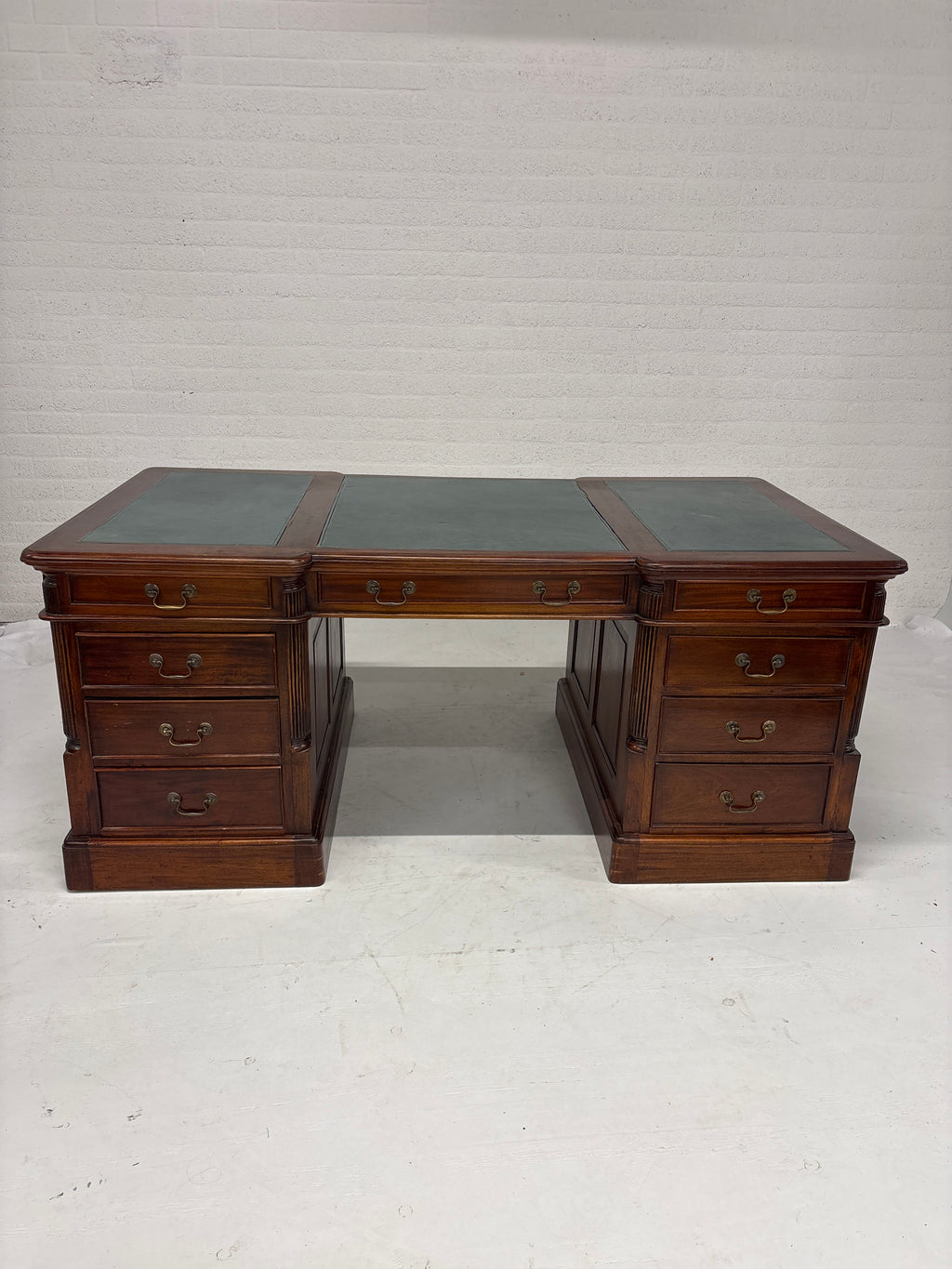 Bureau met leren inleg