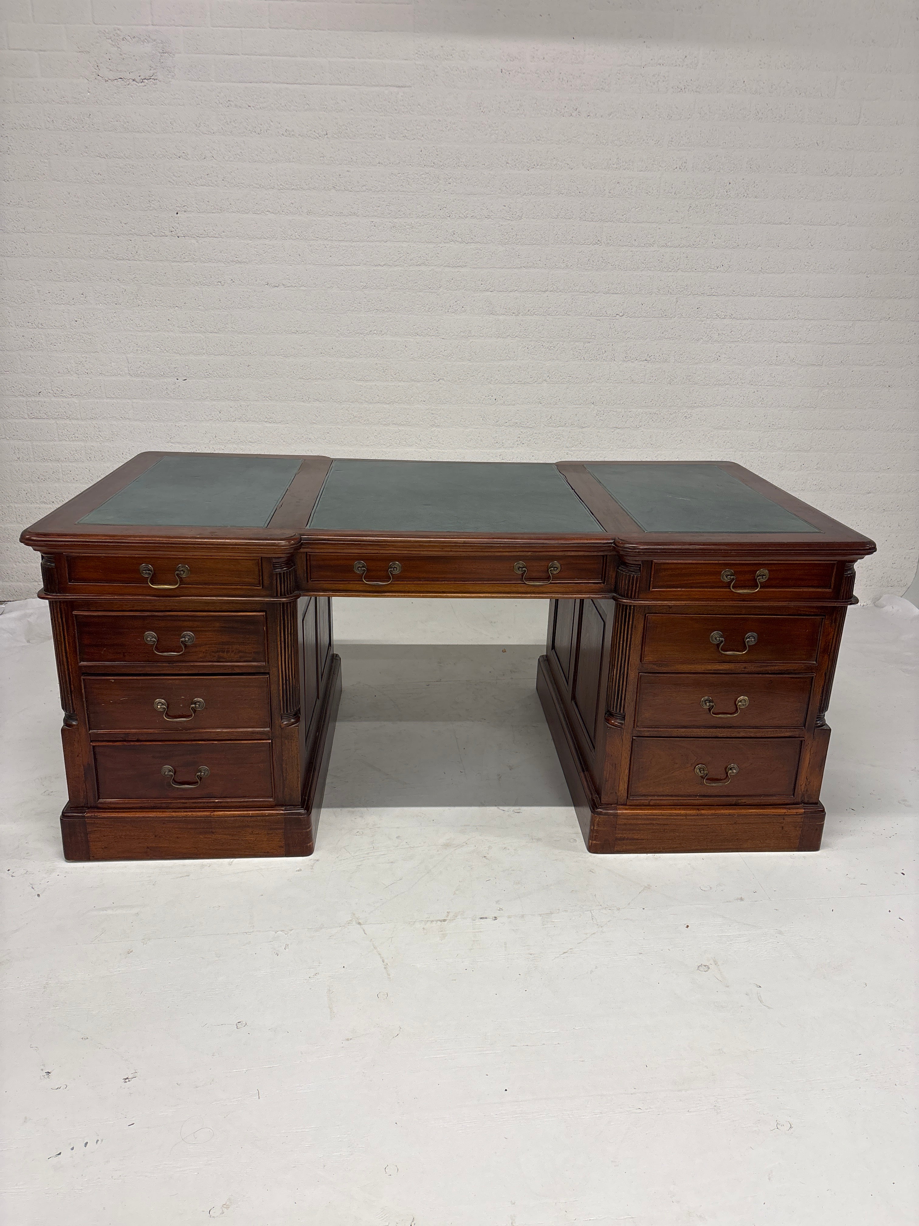 Bureau met leren inleg