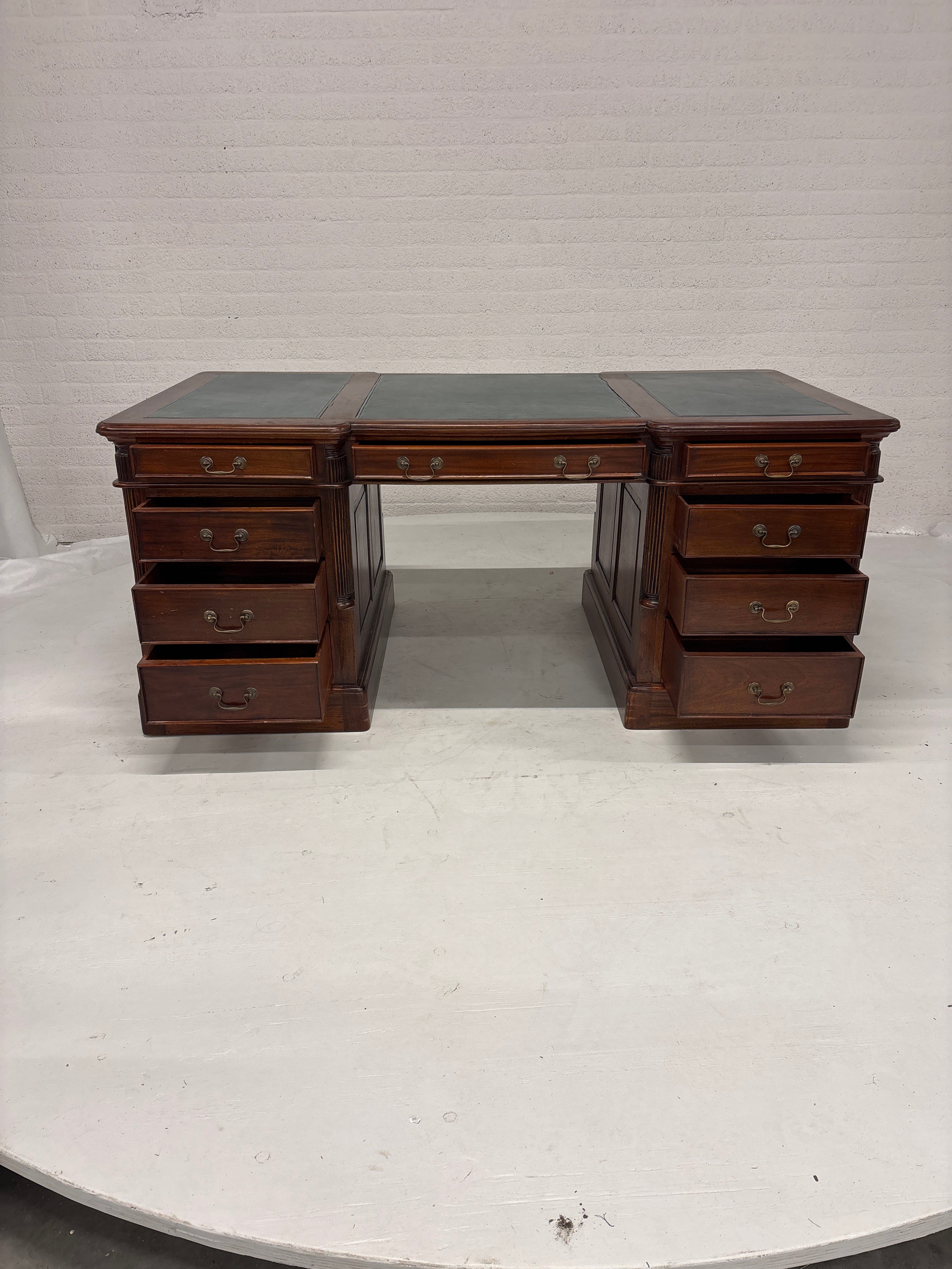 Bureau met leren inleg