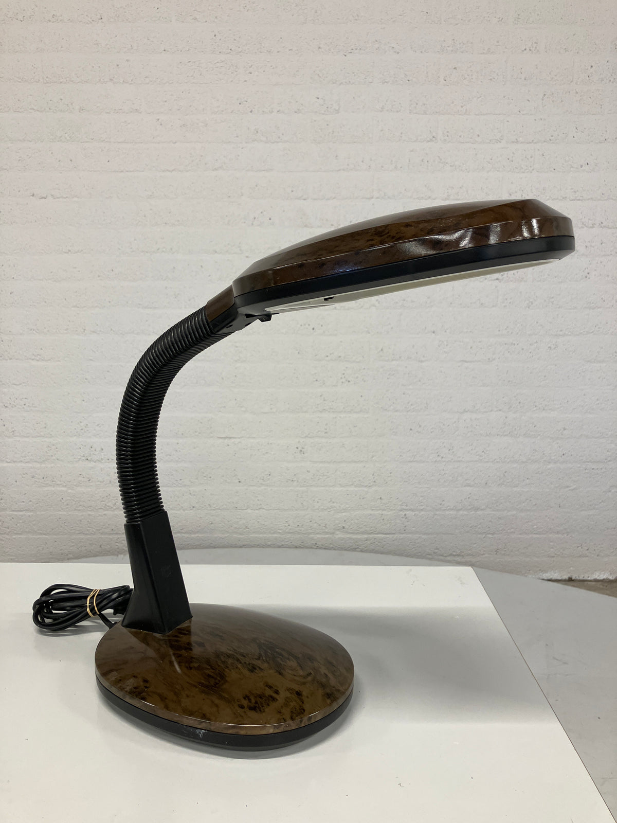 Kunststof bureaulamp in houtlook