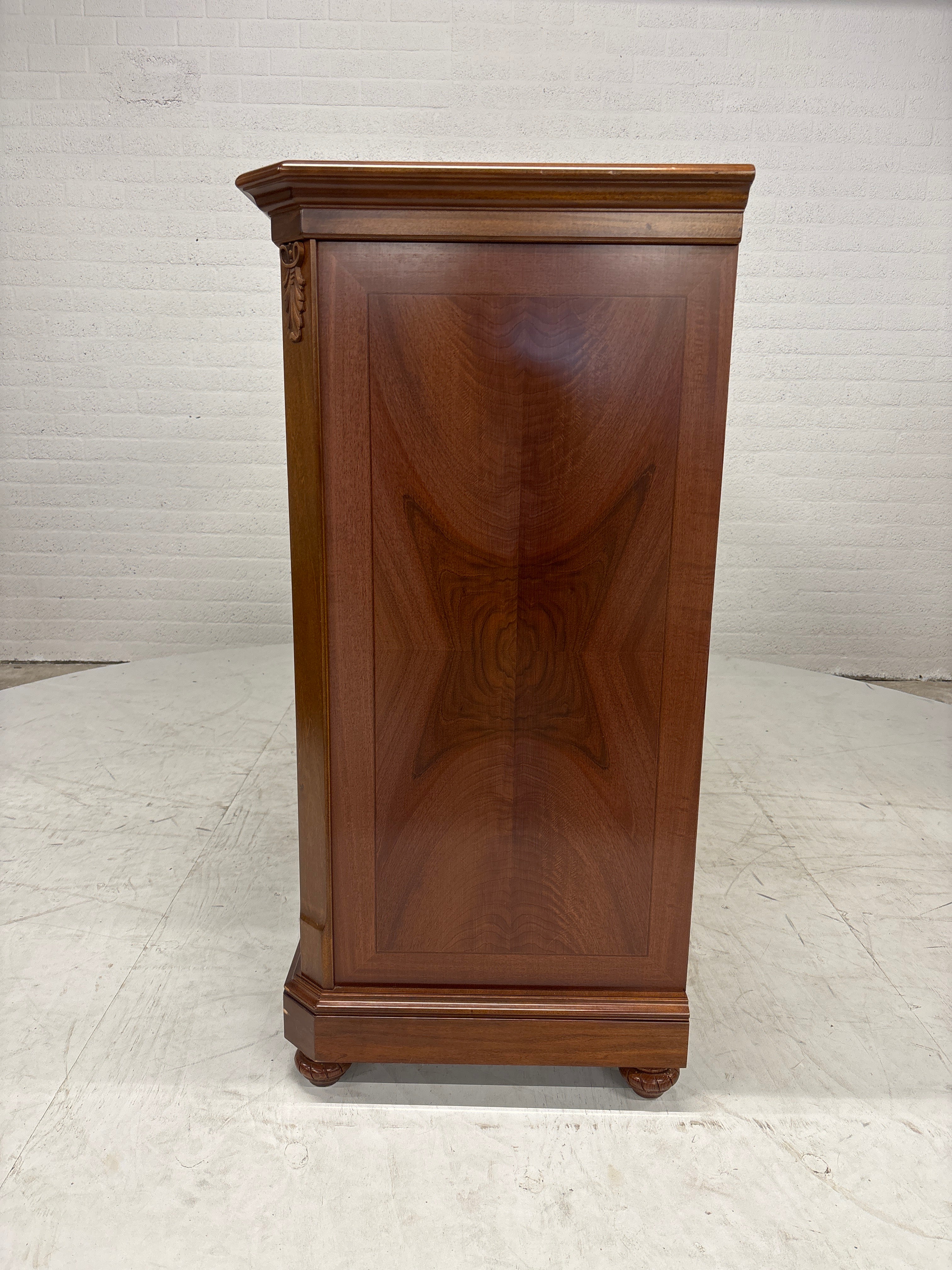 Groot dressoir met bijbehorende spiegel