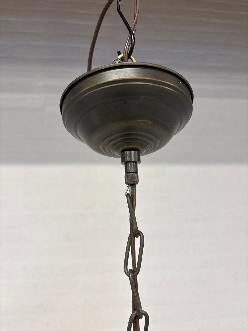 2 hanglampen met wit glazen kappen