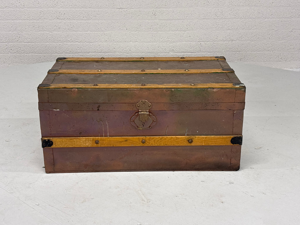 Reiskoffer met metalen beslag
