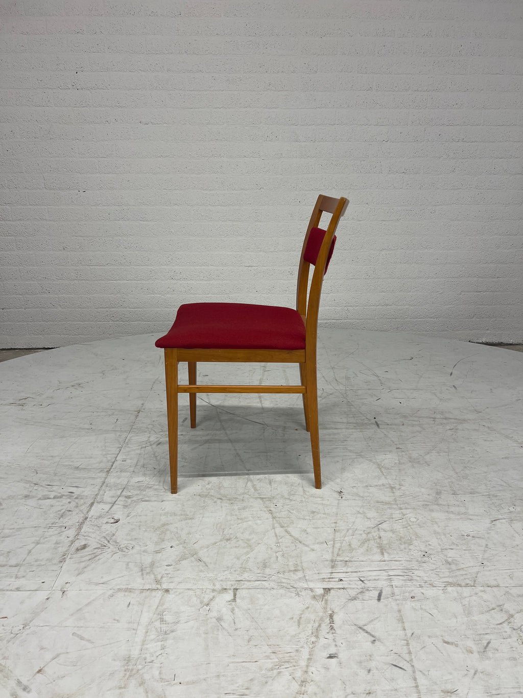 Vintage houten stoel met rode bekleding