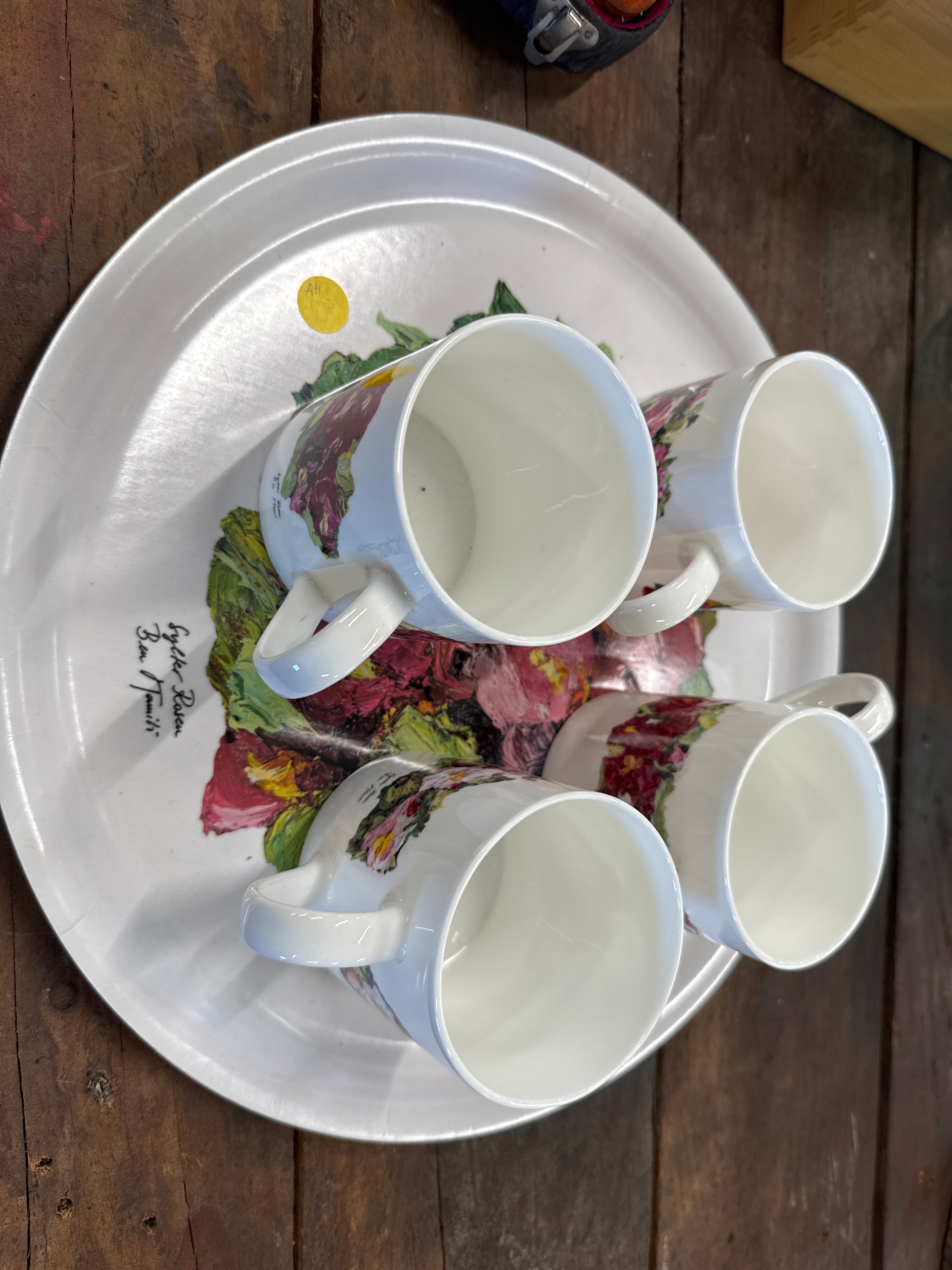 Dienblad met 4 mokken bloemen