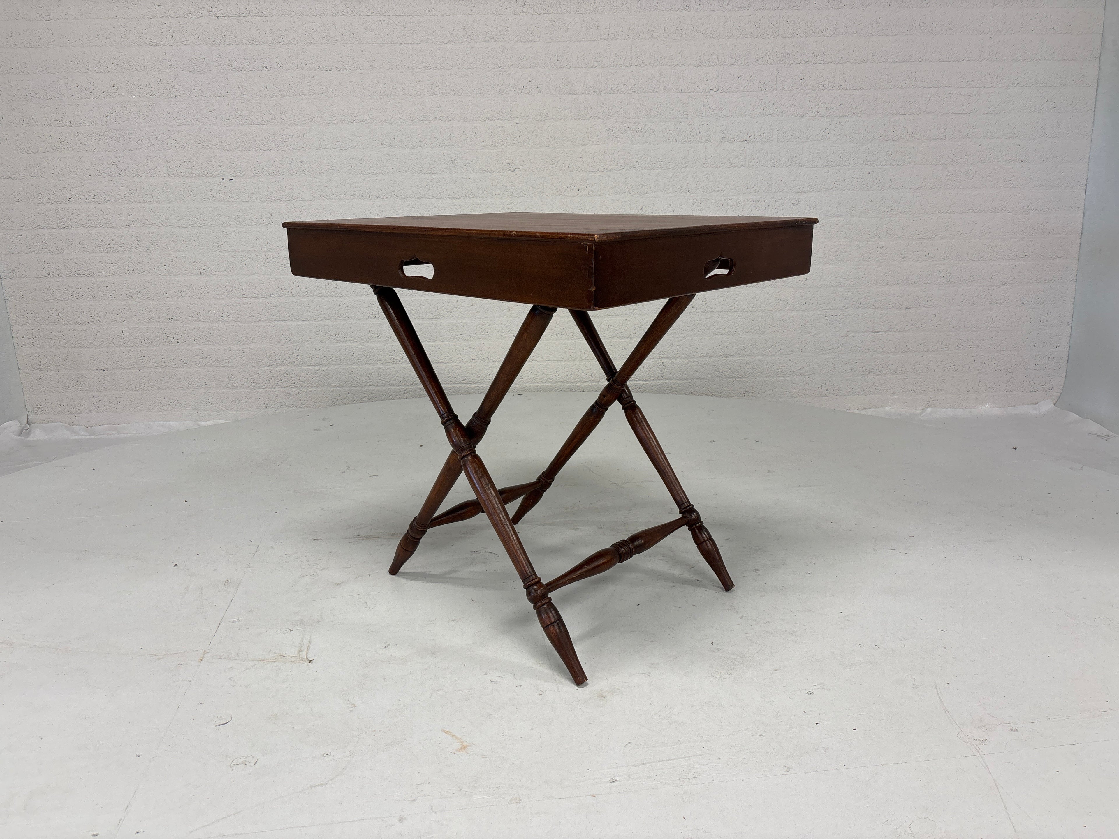 Groot dienblad met onderstel