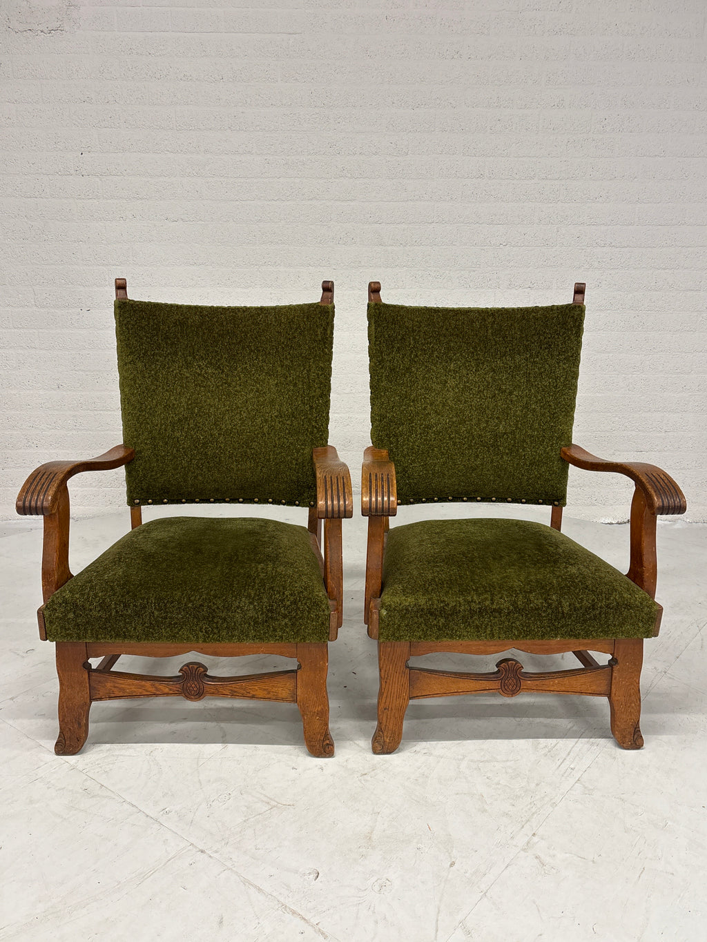 Robuuste stoelen met groene stof bekleding