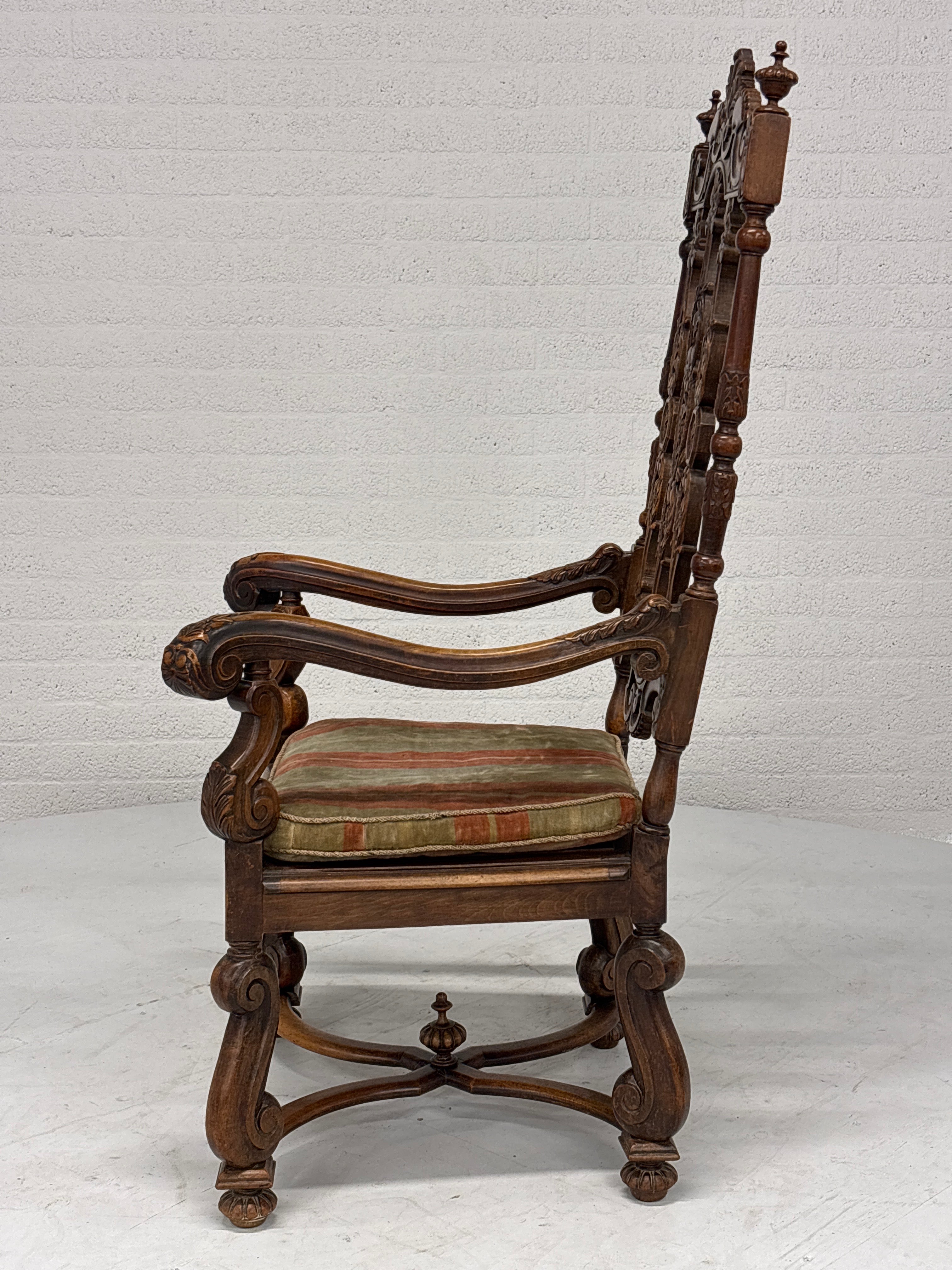 Gotische Jacobijnse ‘sinterklaas’ stoel. 19e eeuws