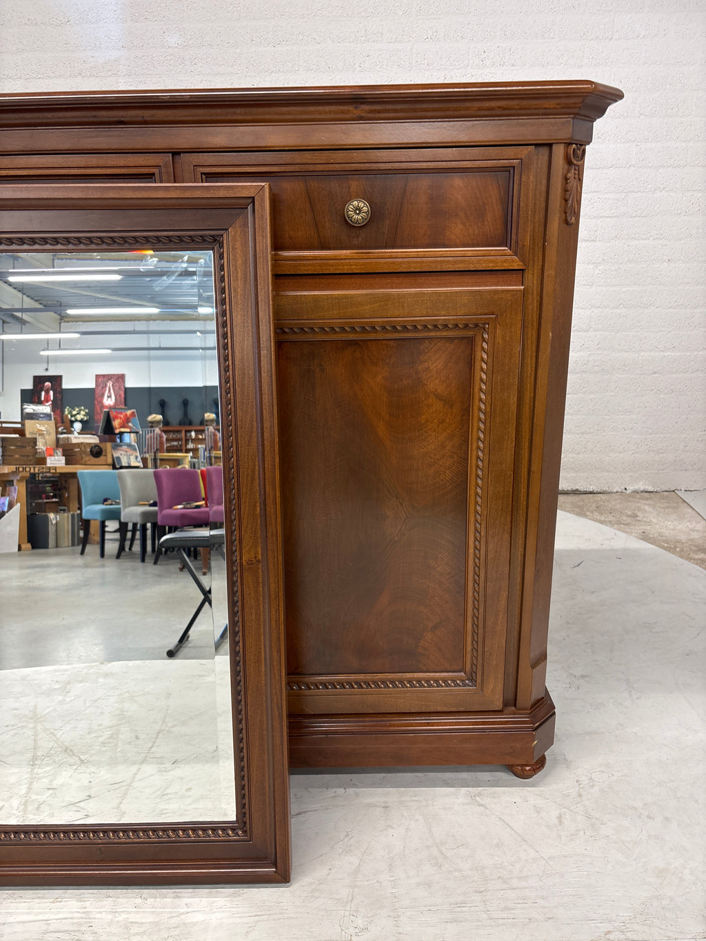 Groot dressoir met bijbehorende spiegel