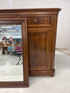 Groot dressoir met bijbehorende spiegel