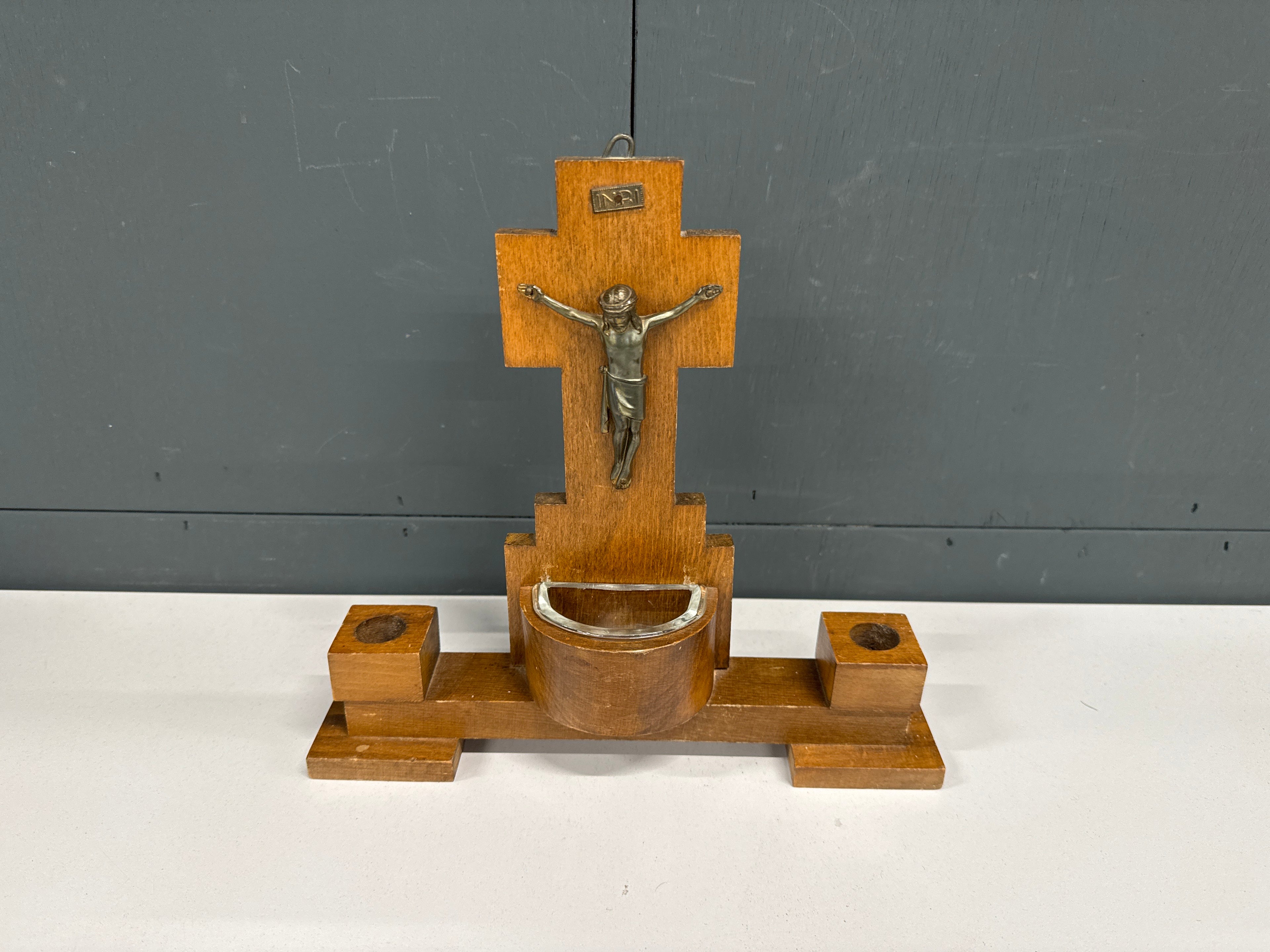 Crucifix met kaarshouder en weiwaterbakje