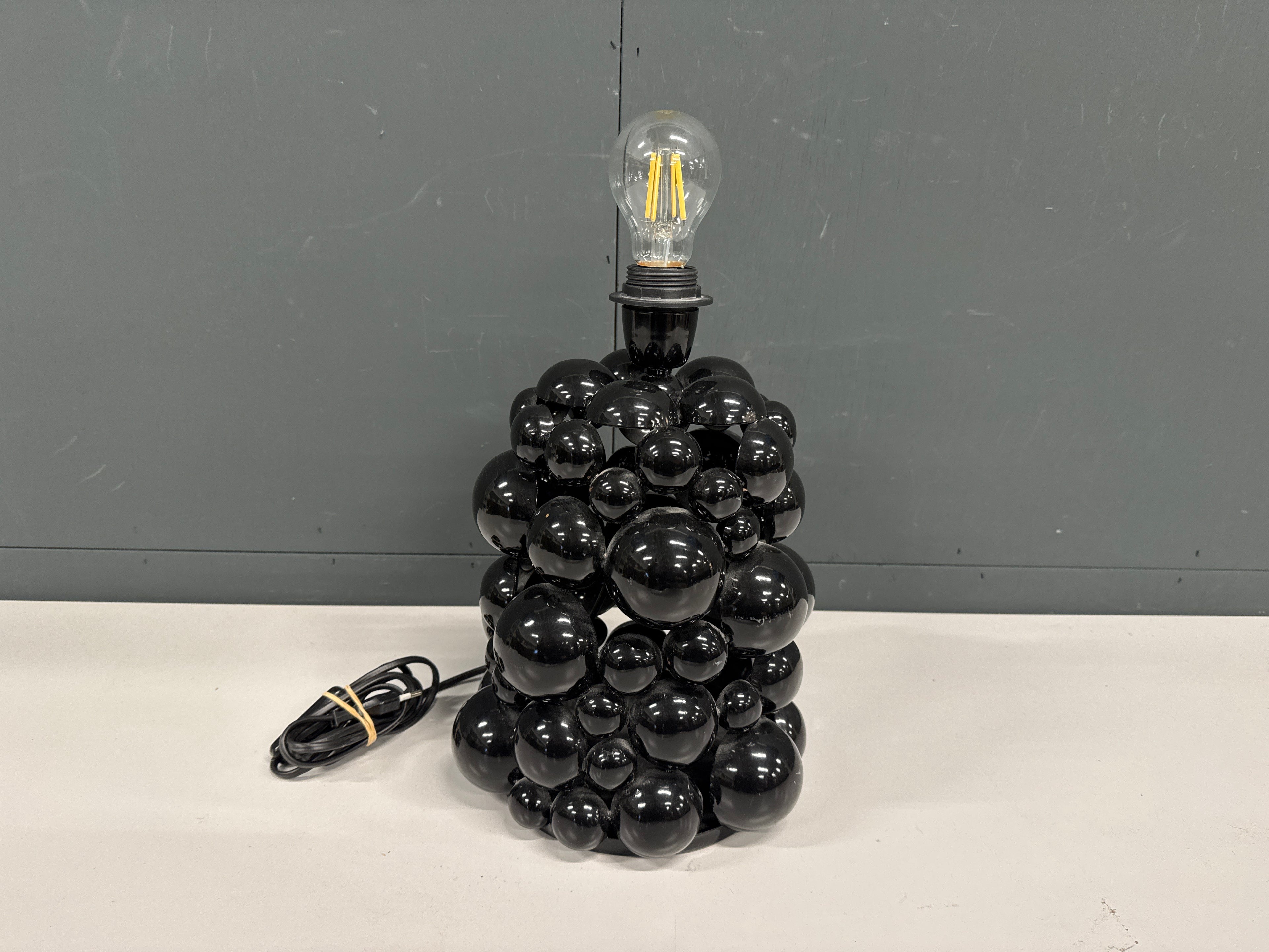 Lamp design zwarte bollen