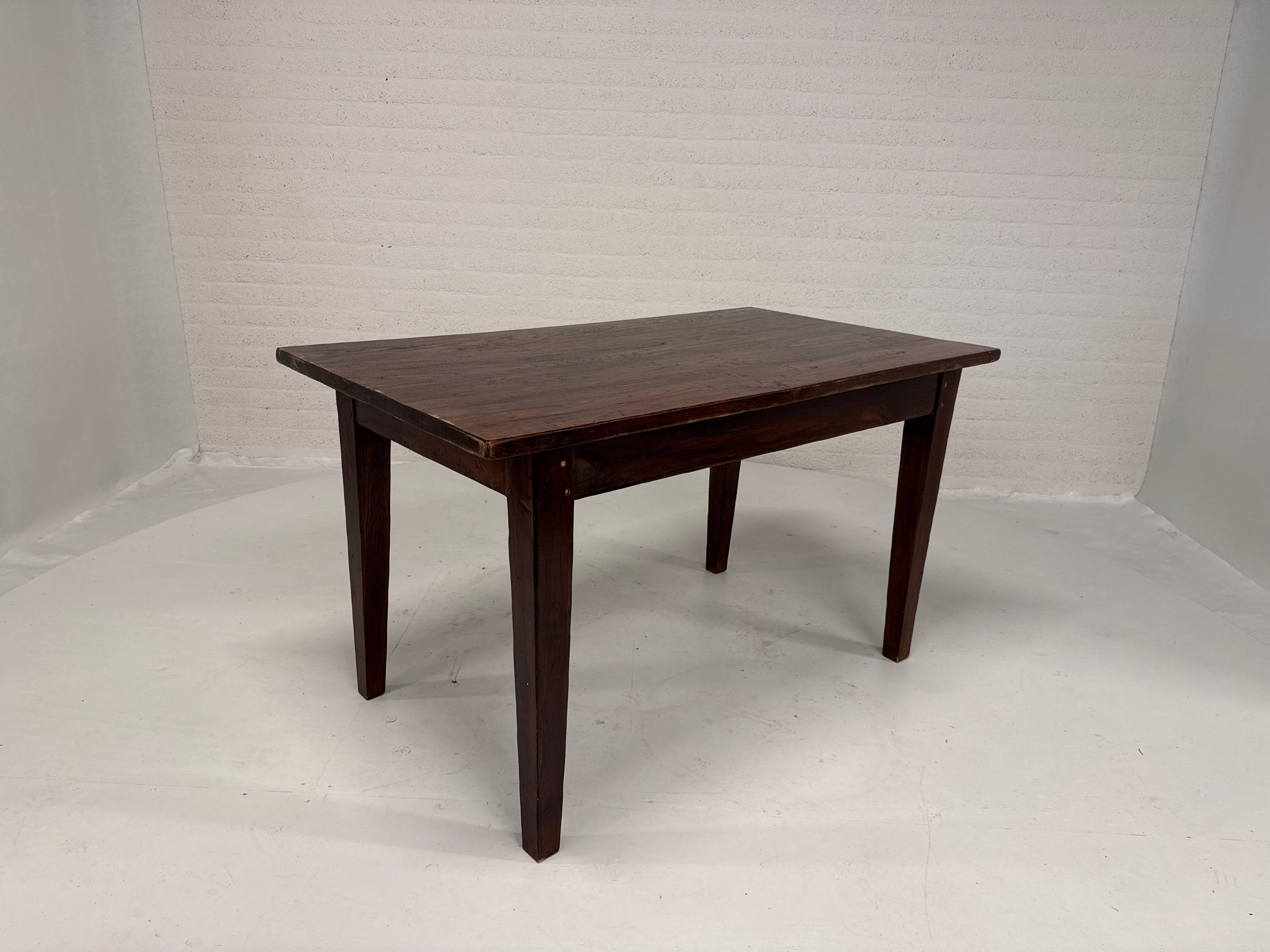 Eetkamer tafel massief met houtverbindingen