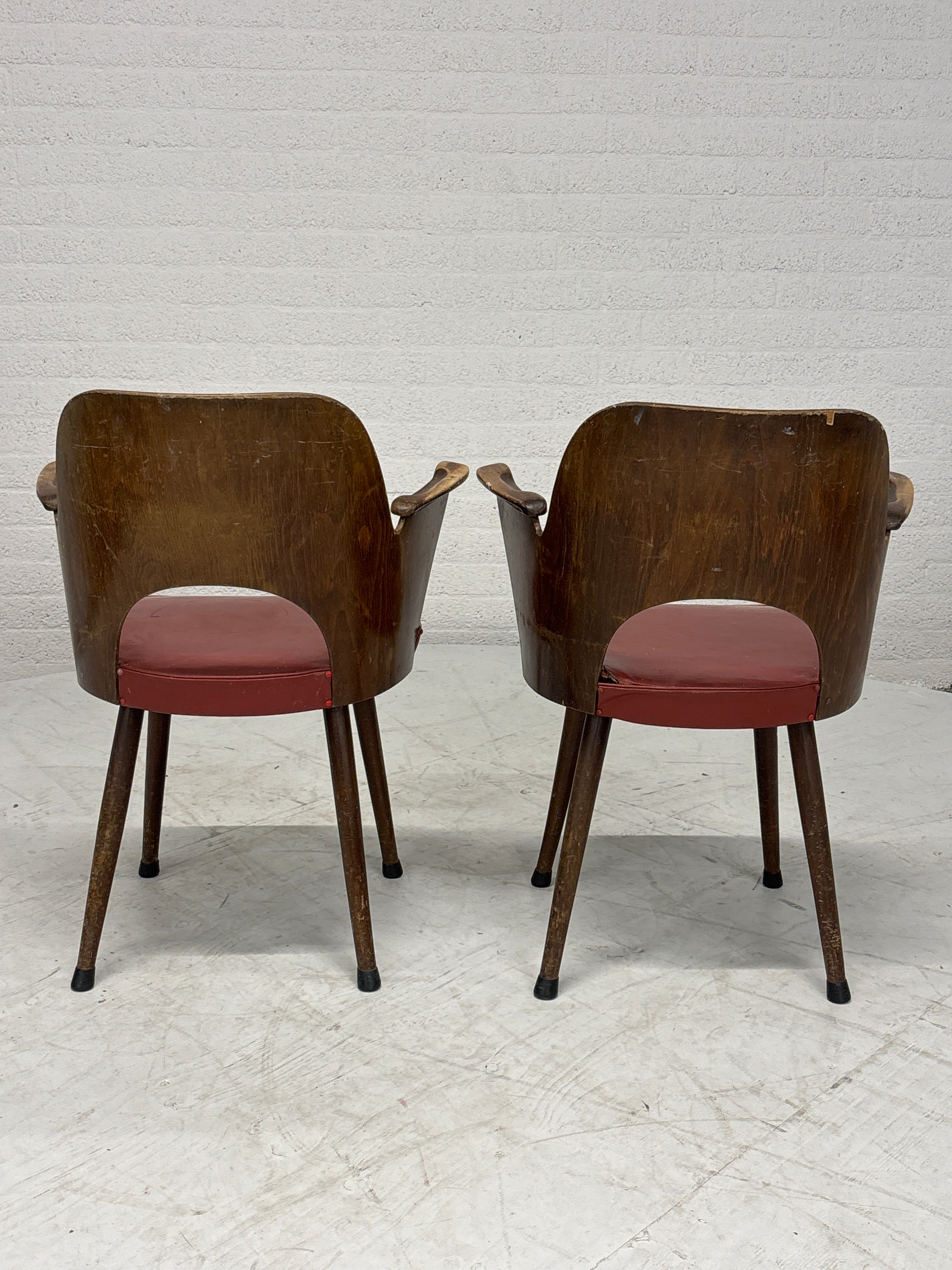Setje van 2 stoelen met rode zitting