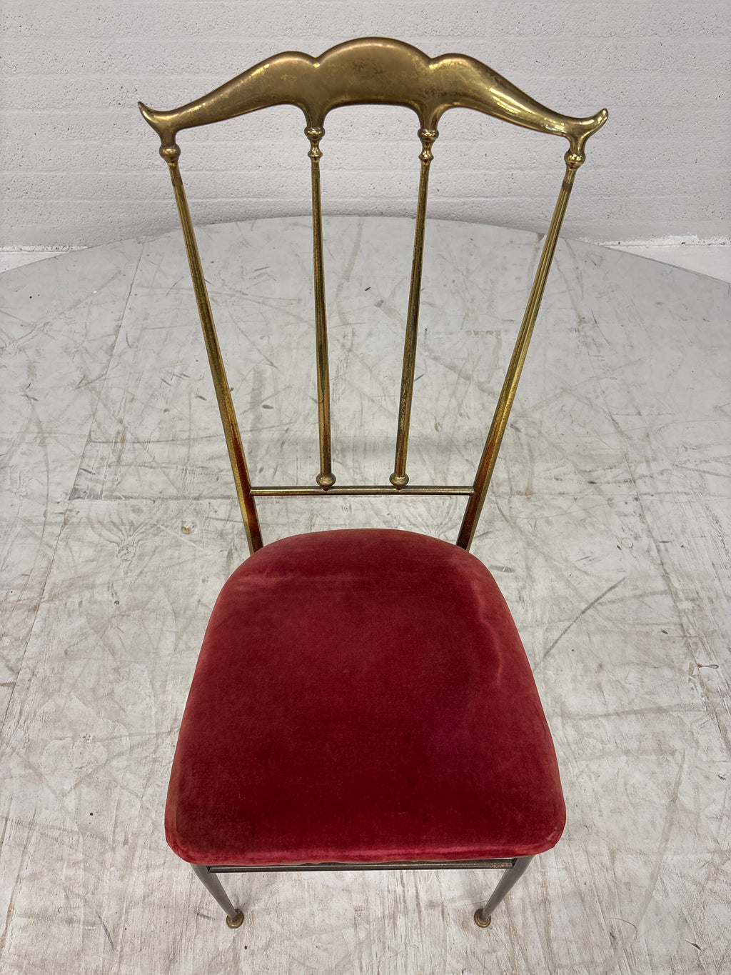 Messing rode stoel