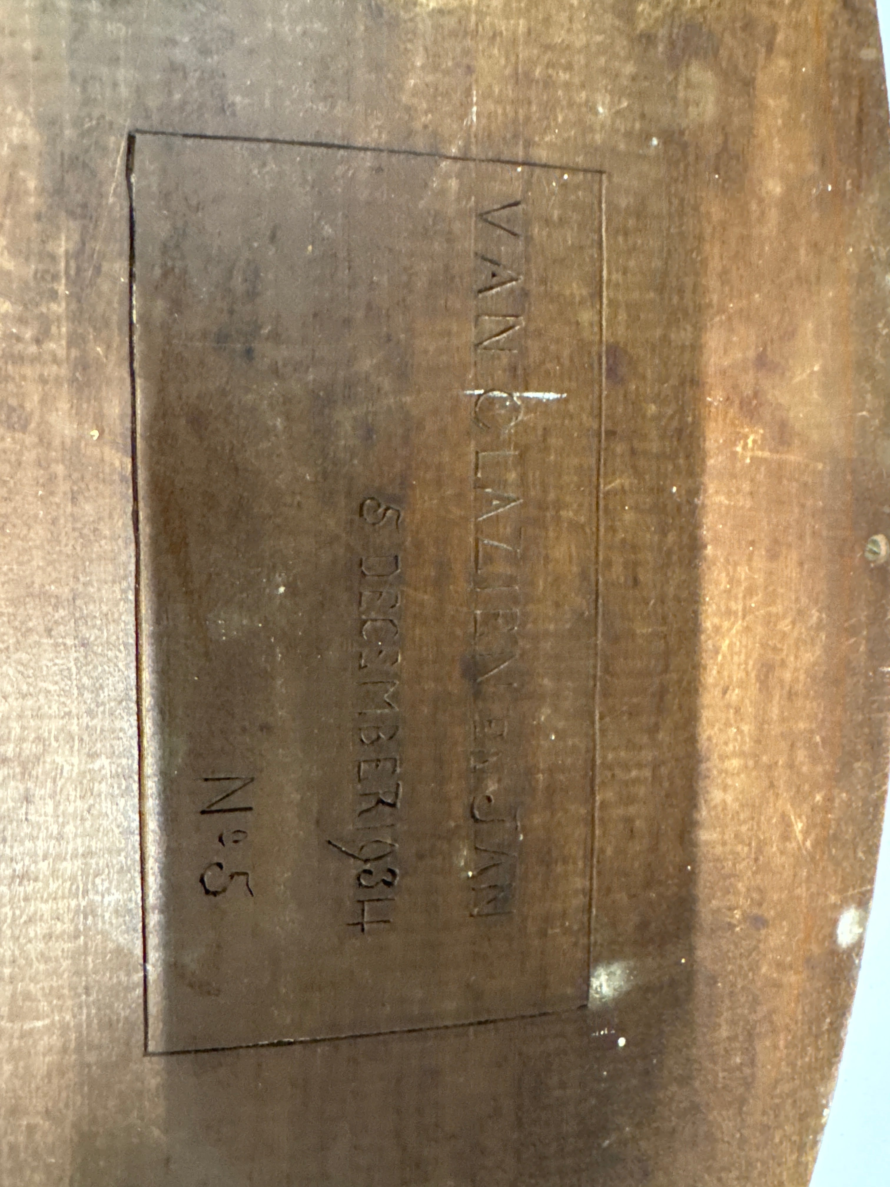 Schaaltje houtsnijwerk