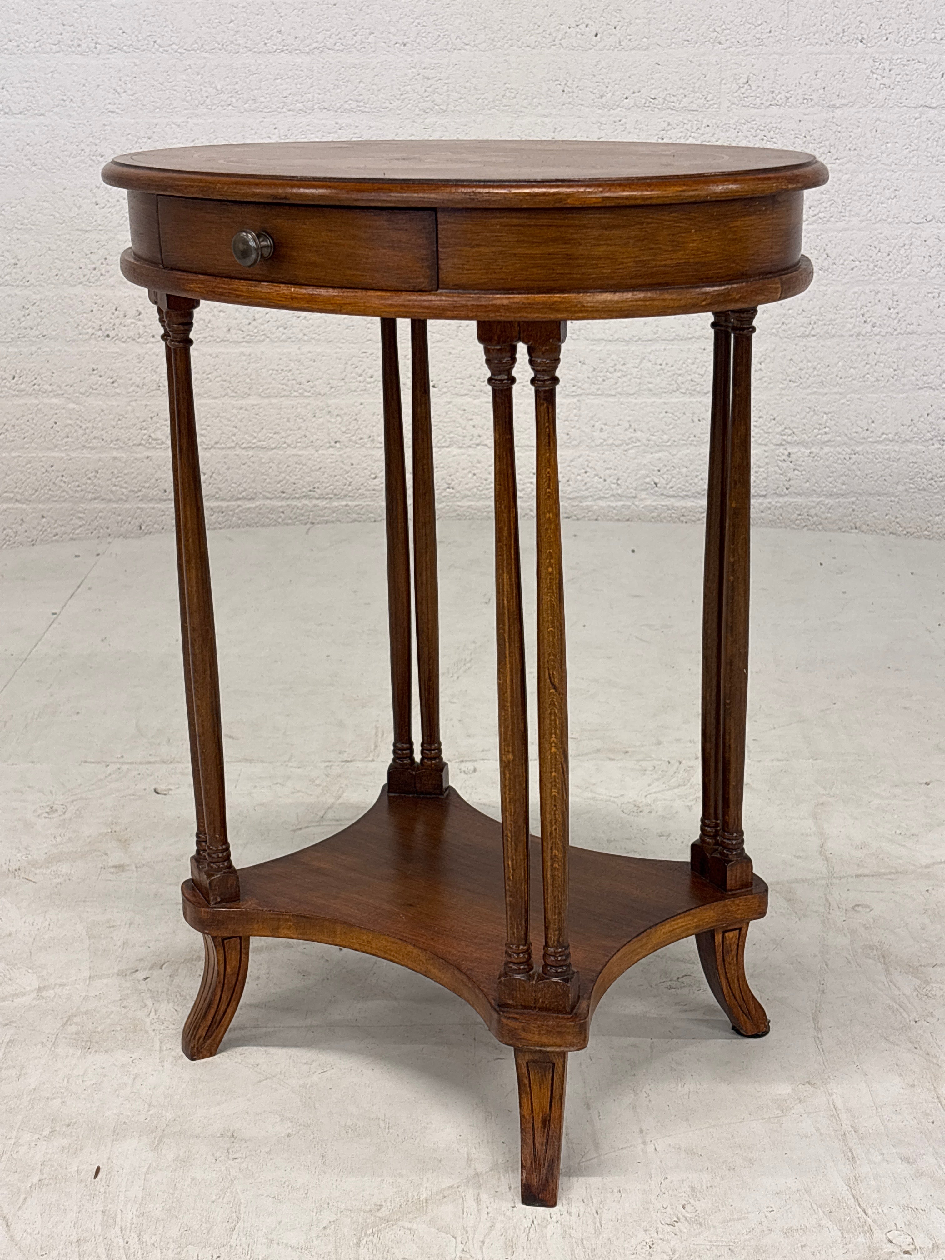 Ovaal bijzettafeltje