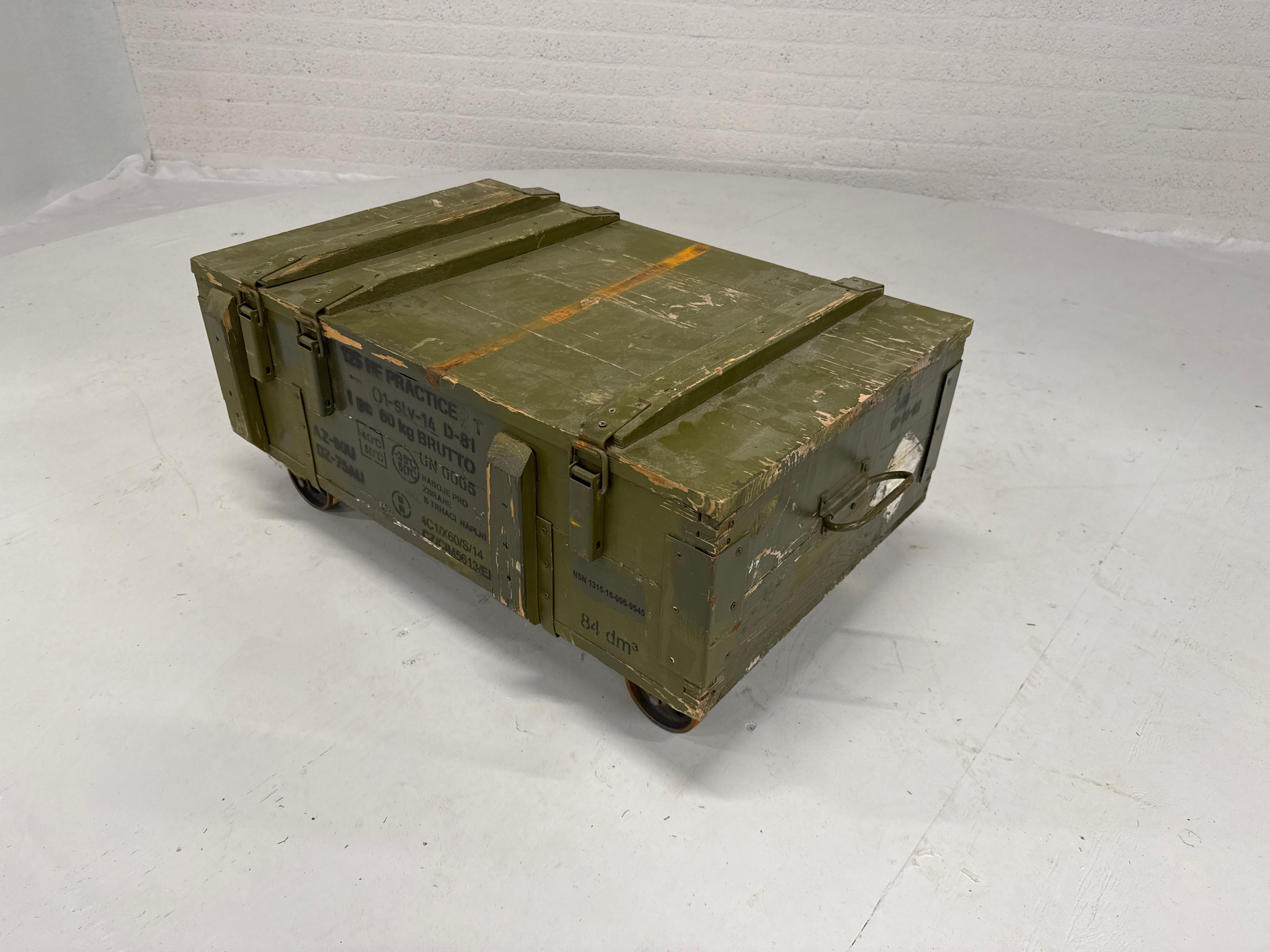 Munitiekust groen op stalen wielen