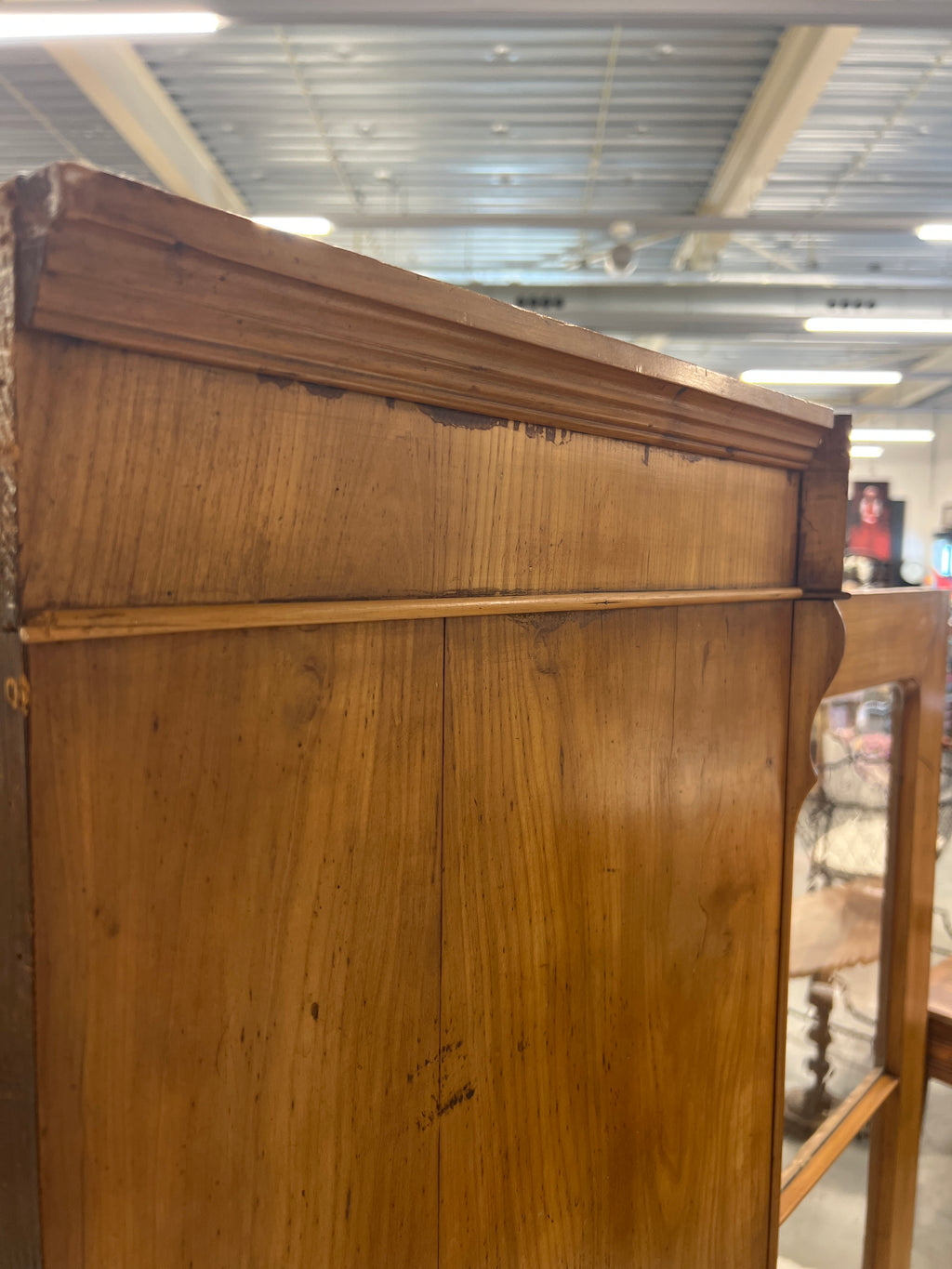 Sierlijke antieke houten vitrinekast