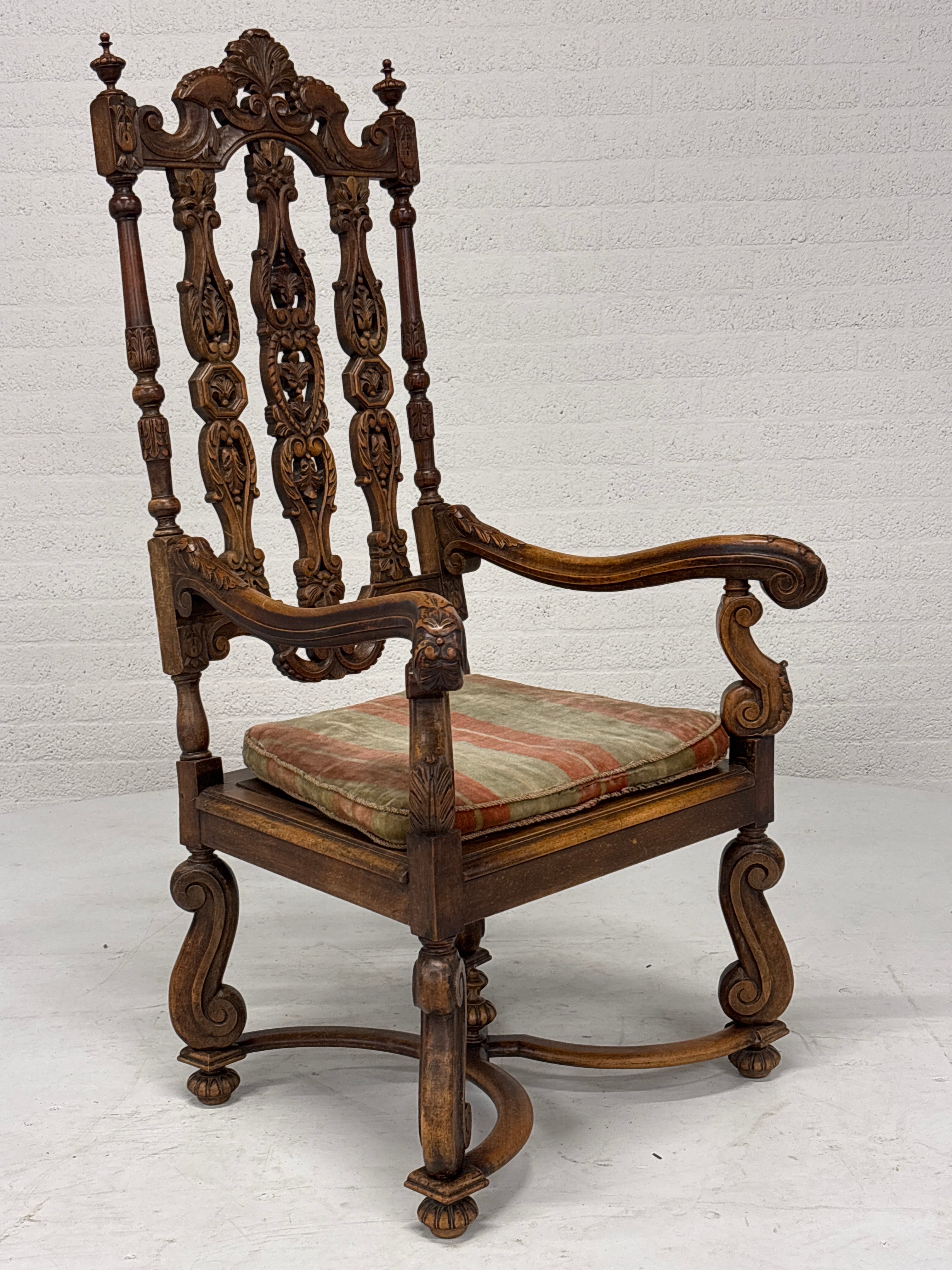 Gotische Jacobijnse ‘sinterklaas’ stoel. 19e eeuws