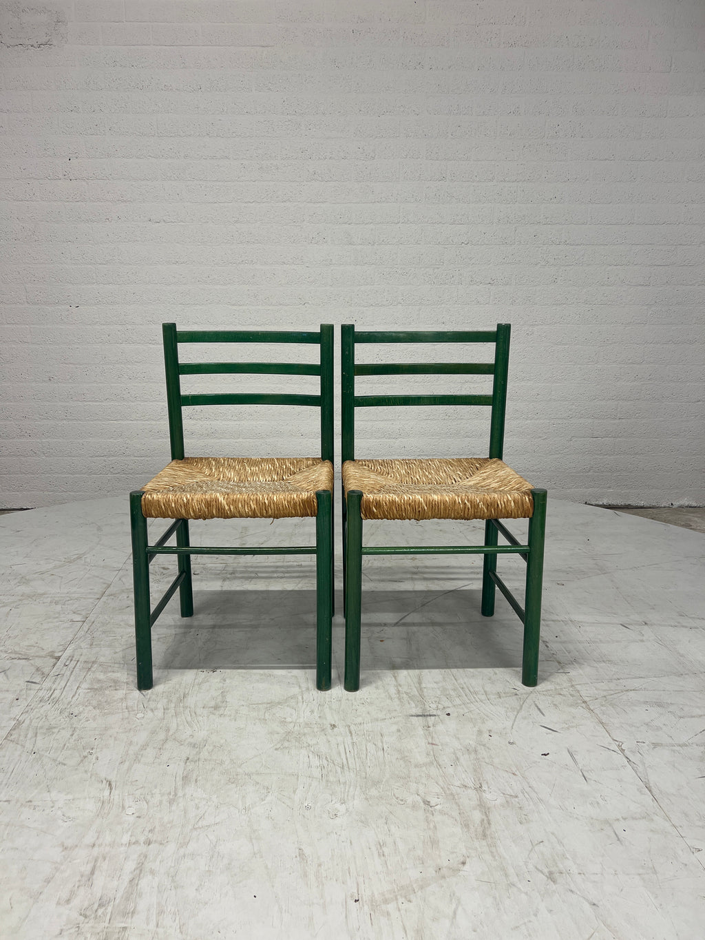 Groene vintage stoel met rotan zitting