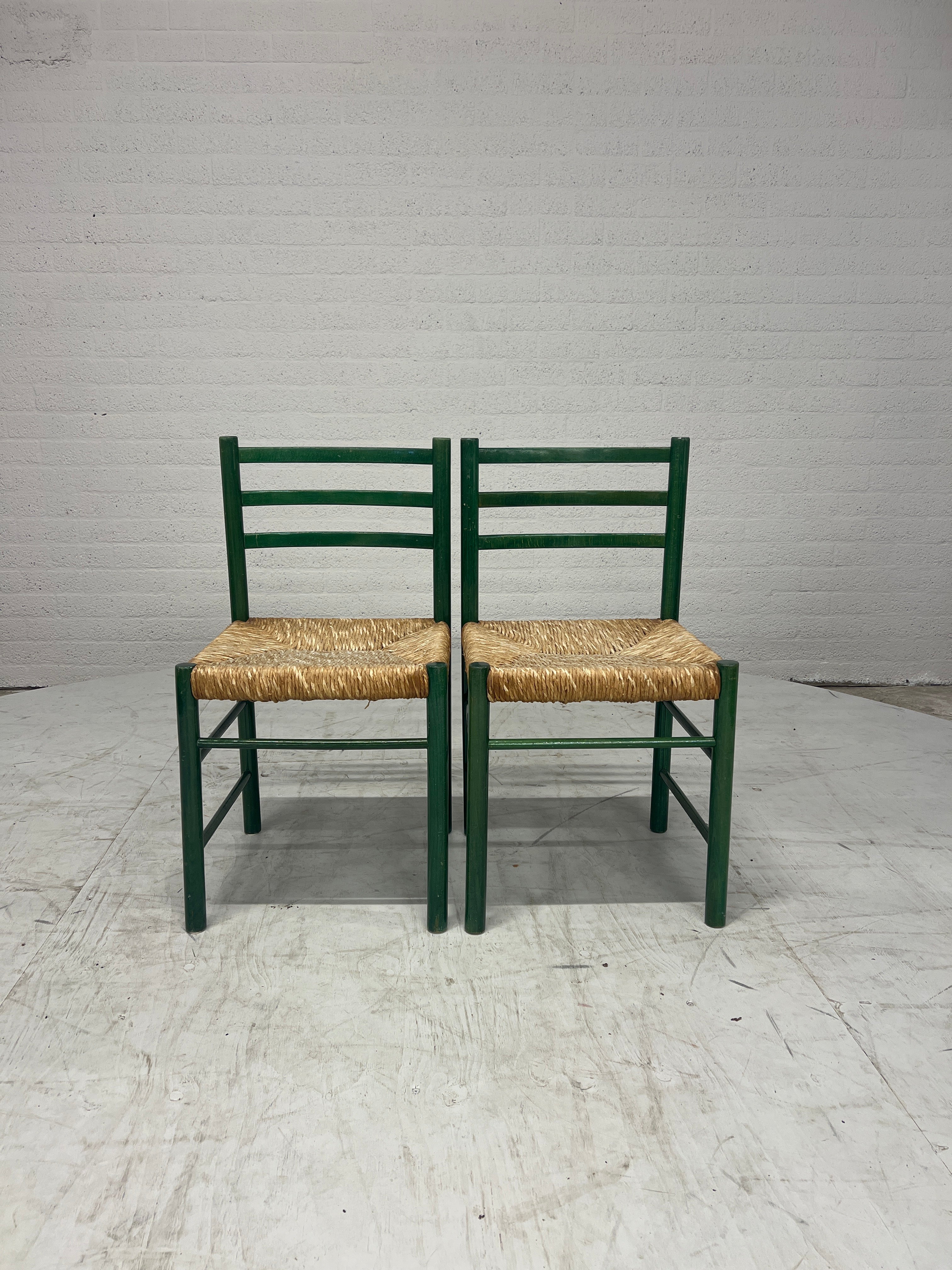 Groene vintage stoel met rotan zitting