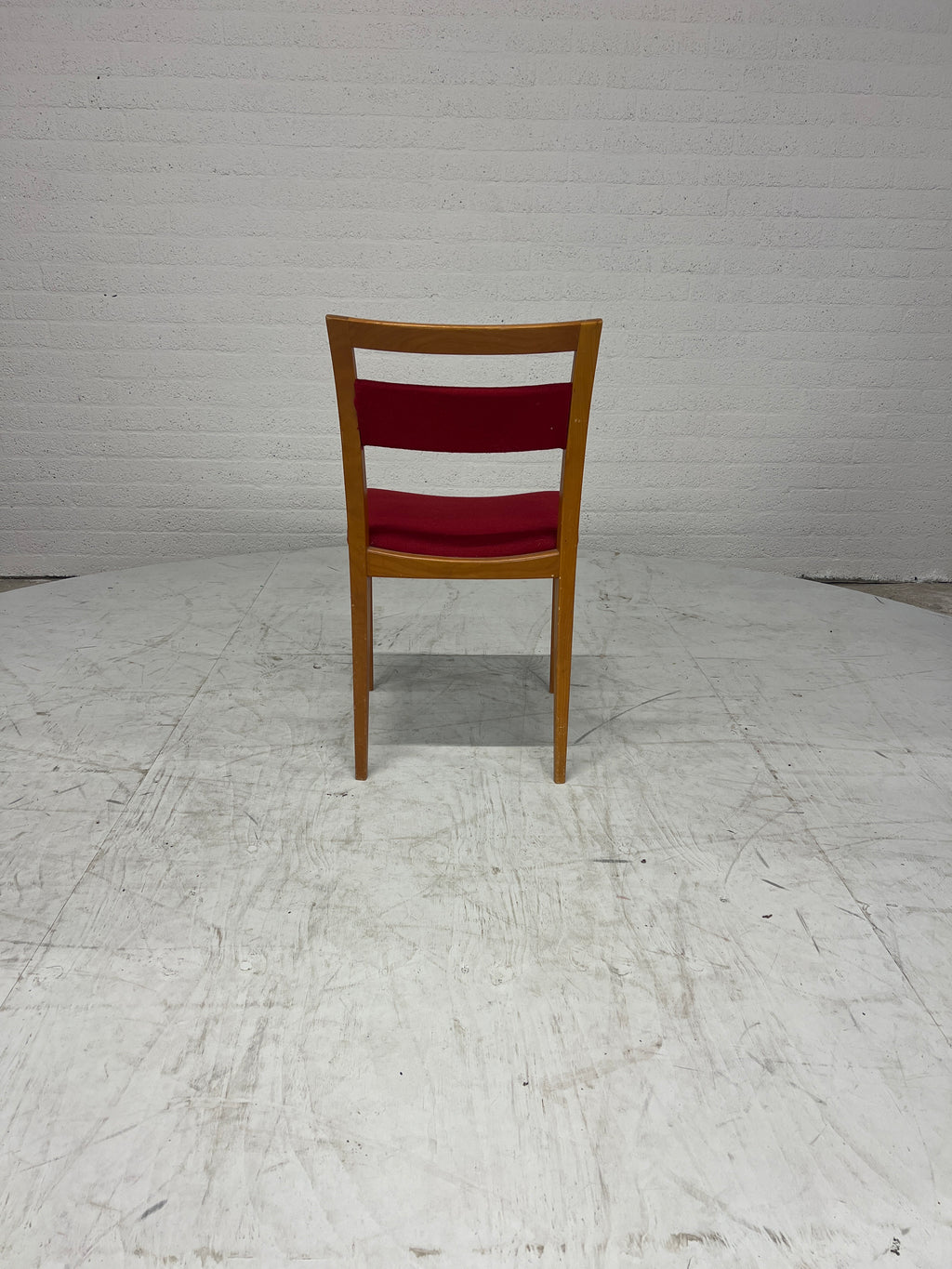 Vintage houten stoel met rode bekleding
