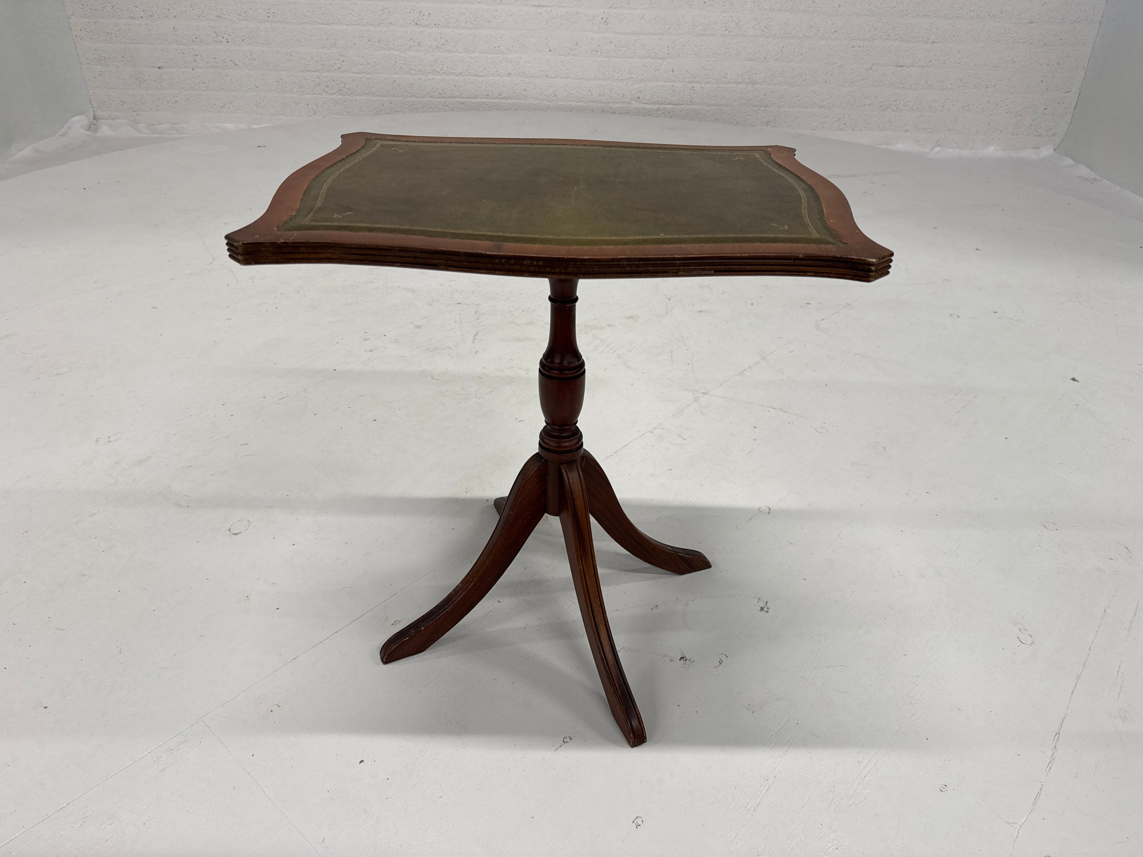 Bijzettafel met groen leer ingelegd