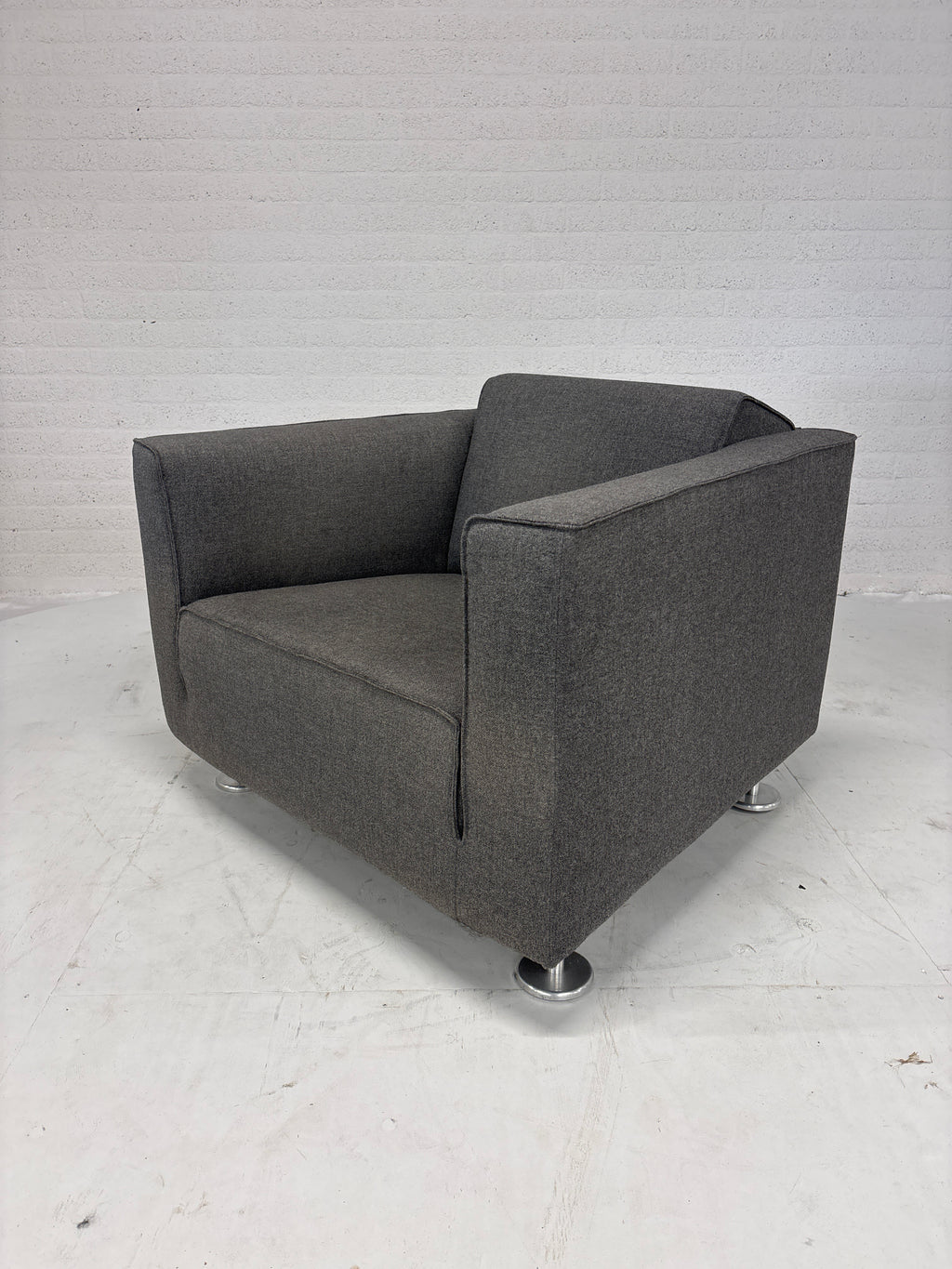 Design Gelderlander 4800 rode bank met twee grijze fauteuils