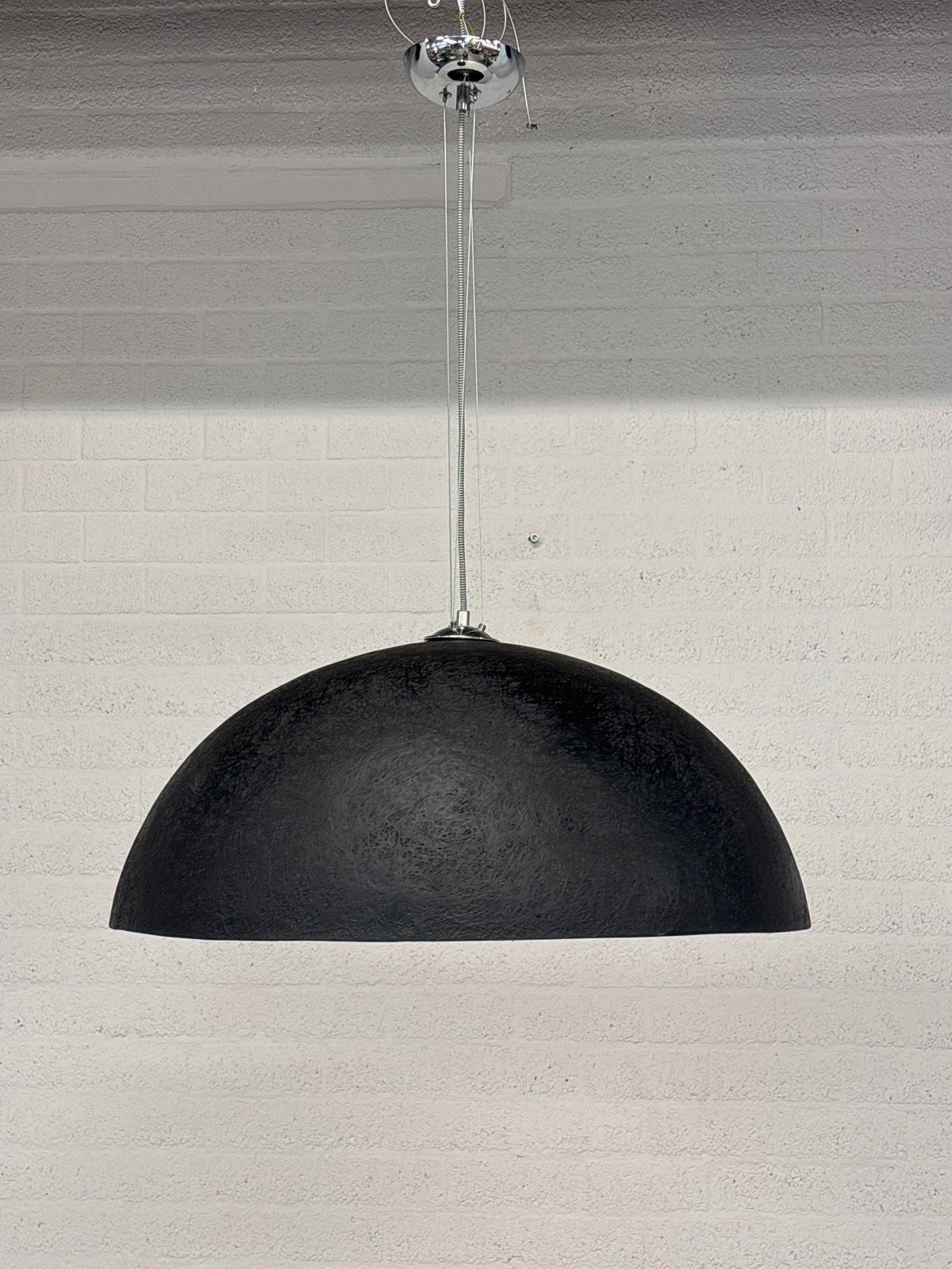 MP Zwarte hanglamp met gouden binnenkant.