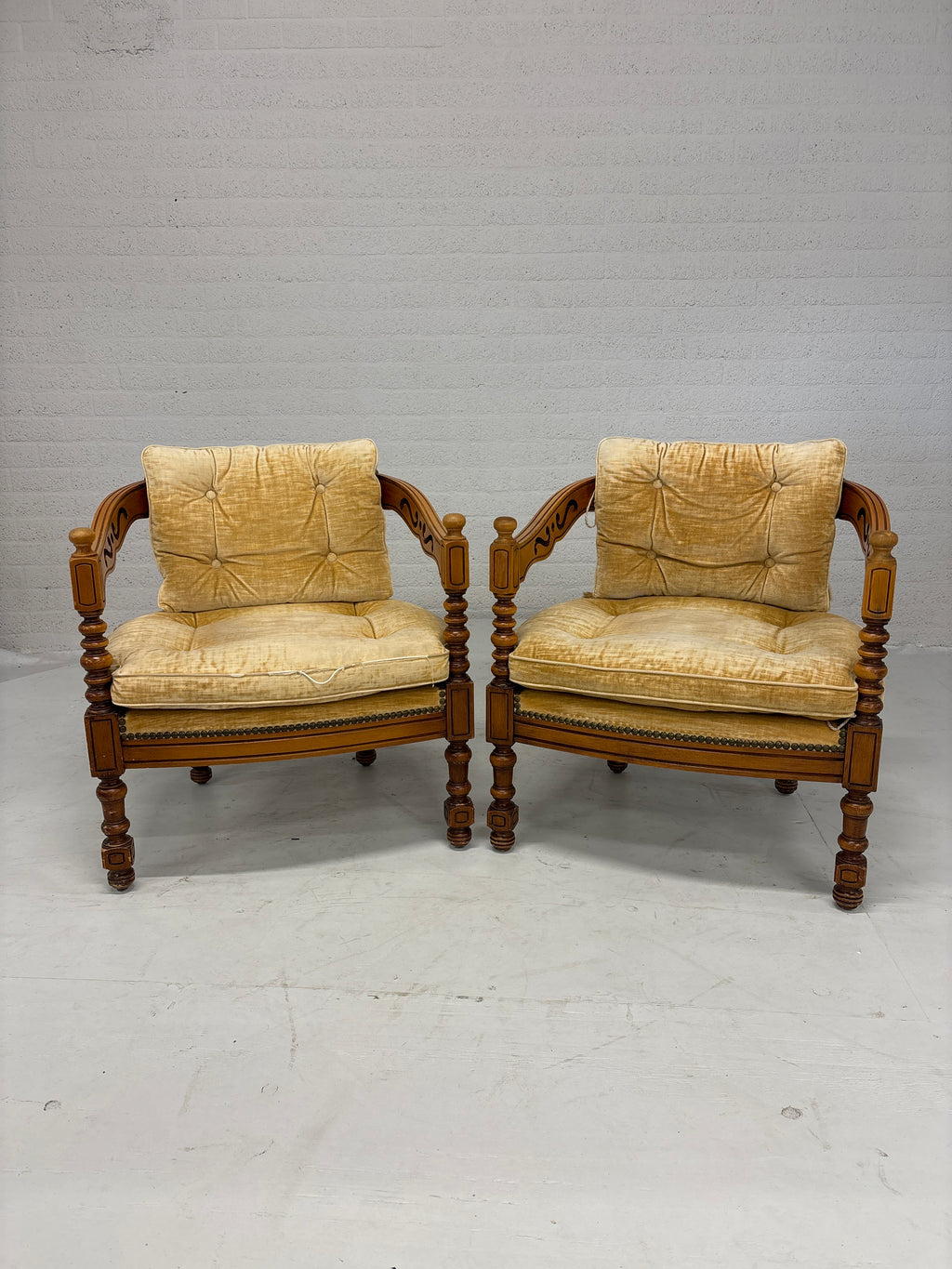 Set vintage Giorgetti stoelen en tafeltje. Okergele bekleding. Italiaans design.