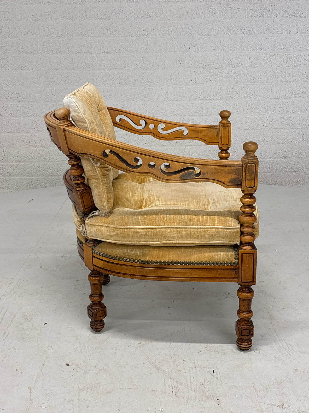 Set vintage Giorgetti stoelen en tafeltje. Okergele bekleding. Italiaans design.