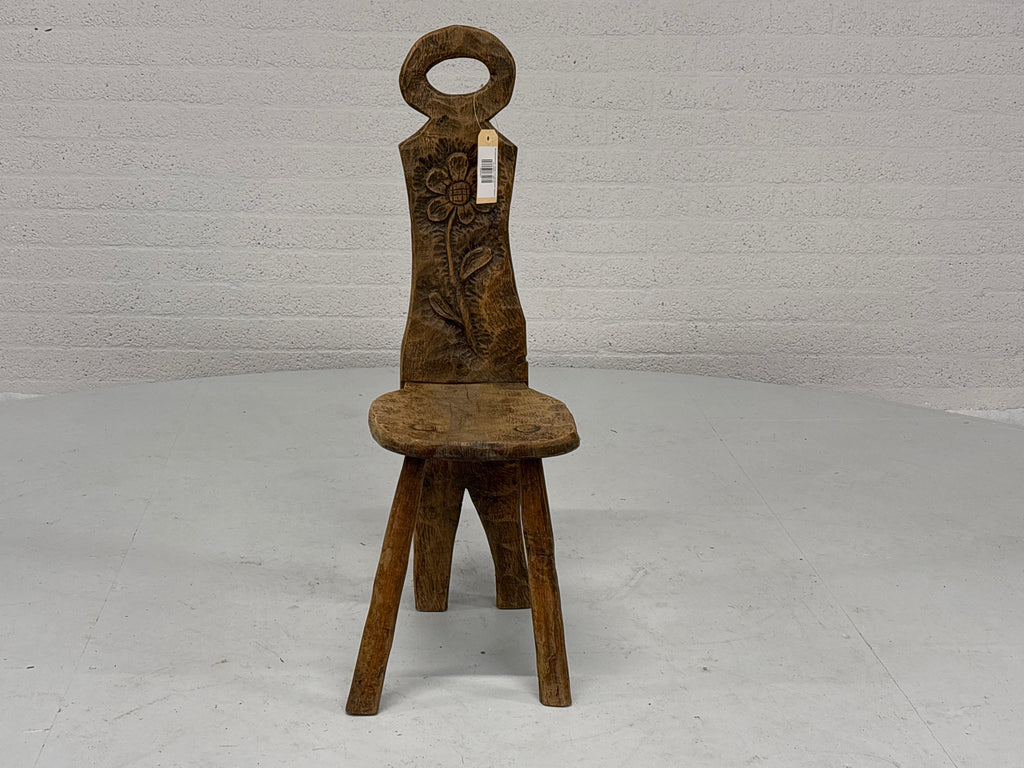 Brutalistische stoel houtsnijwerk bloem