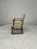 Houten armstoel met fleur-de-lis bekleding