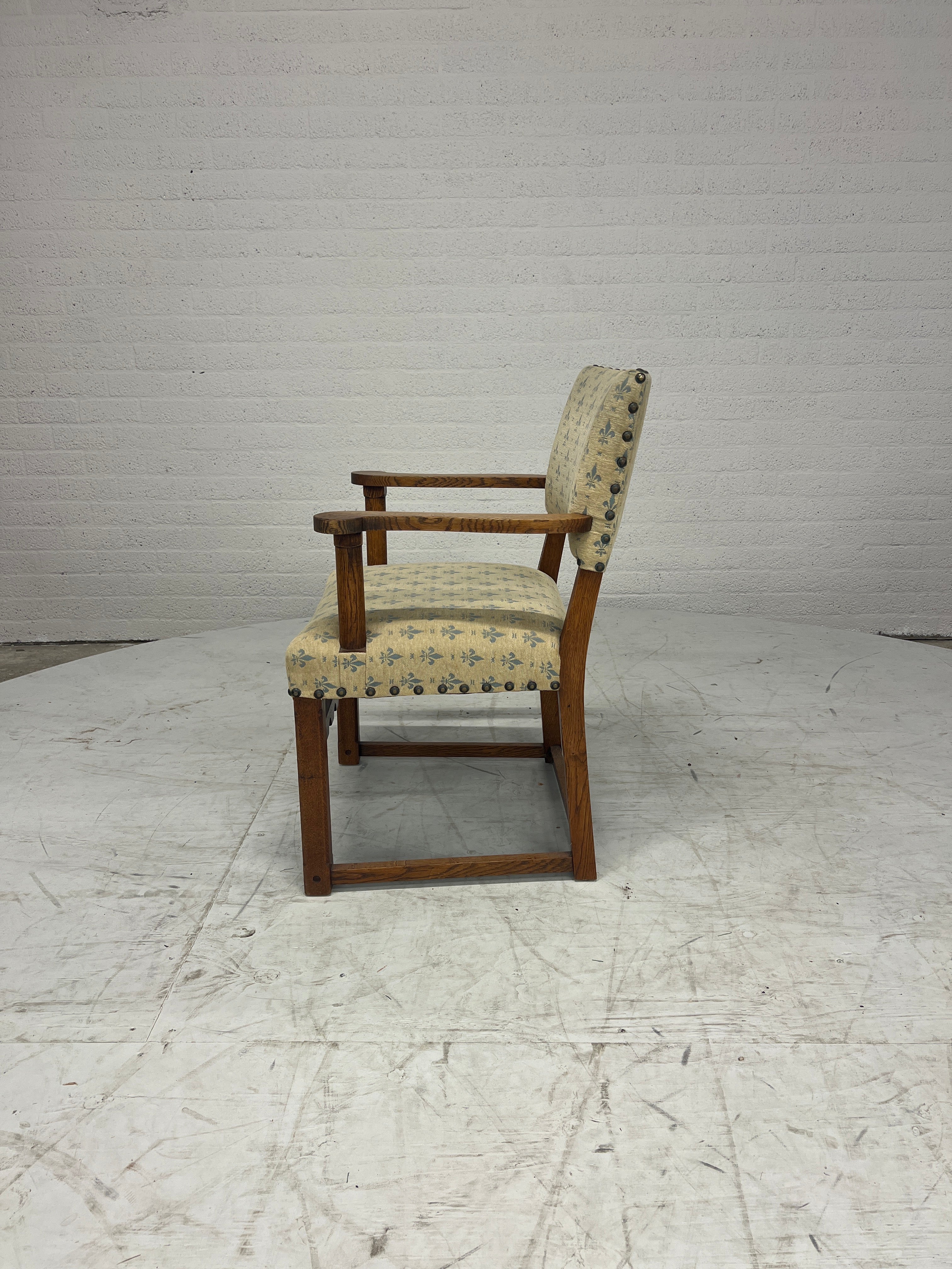 Houten armstoel met fleur-de-lis bekleding