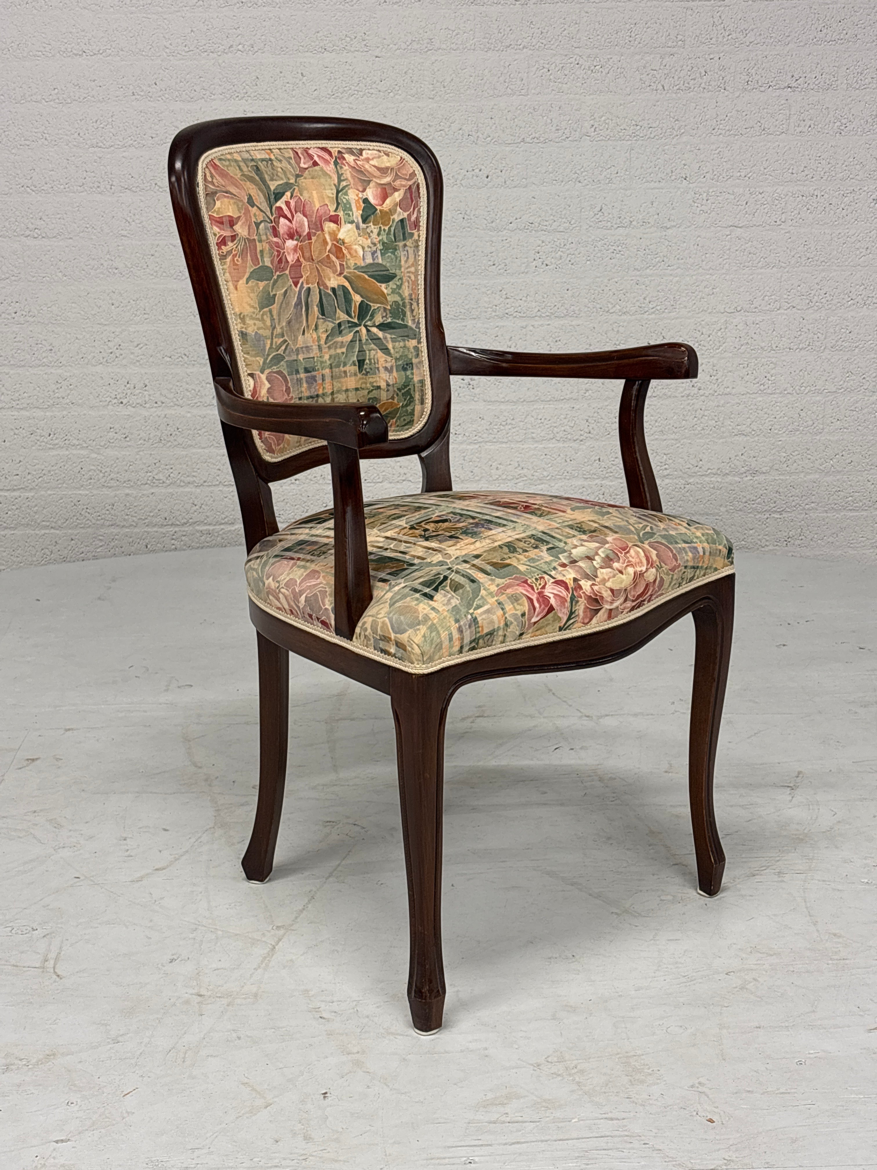 Stoel met bloem bekleding