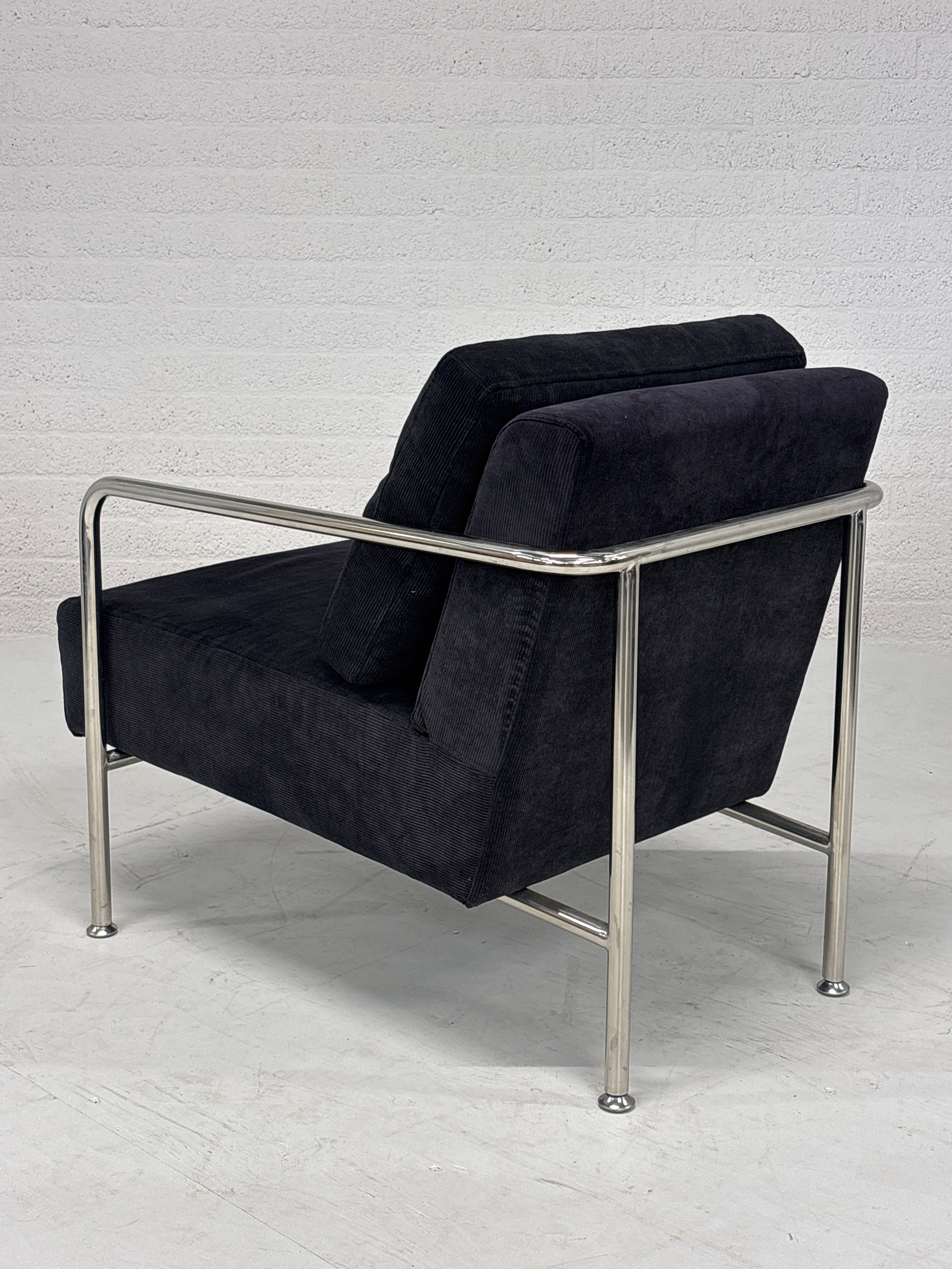 Design fauteuil zwarte stof met chromen frame