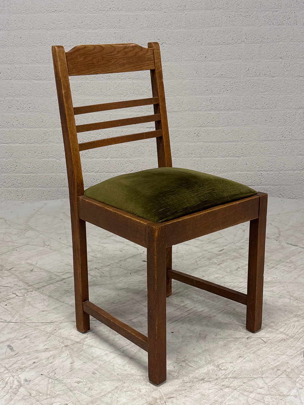Vintage eetkamerstoel met groen velours zitting