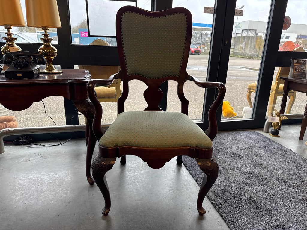 Wijntafel en twee zetels passend bij set