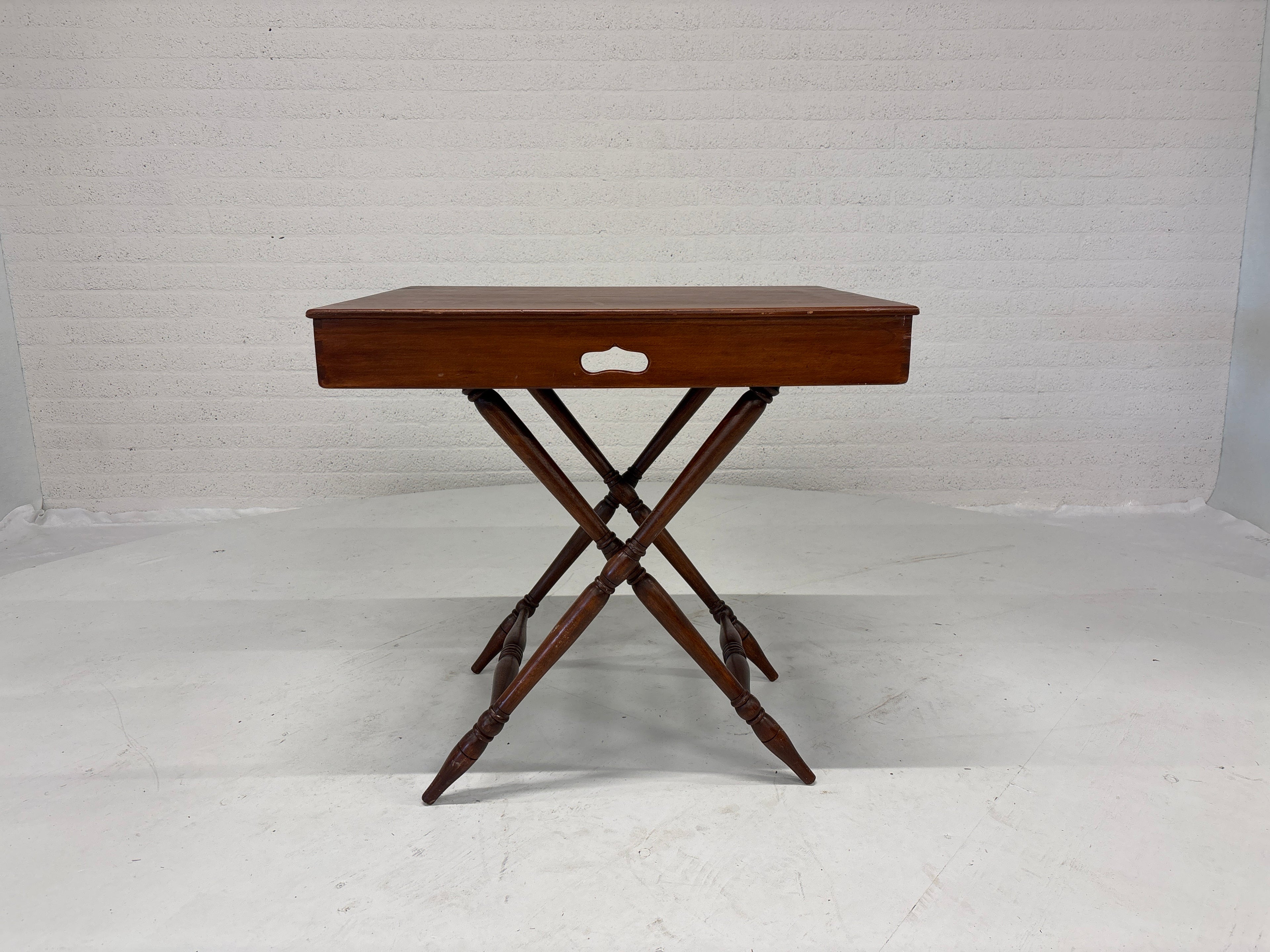 Groot dienblad met onderstel