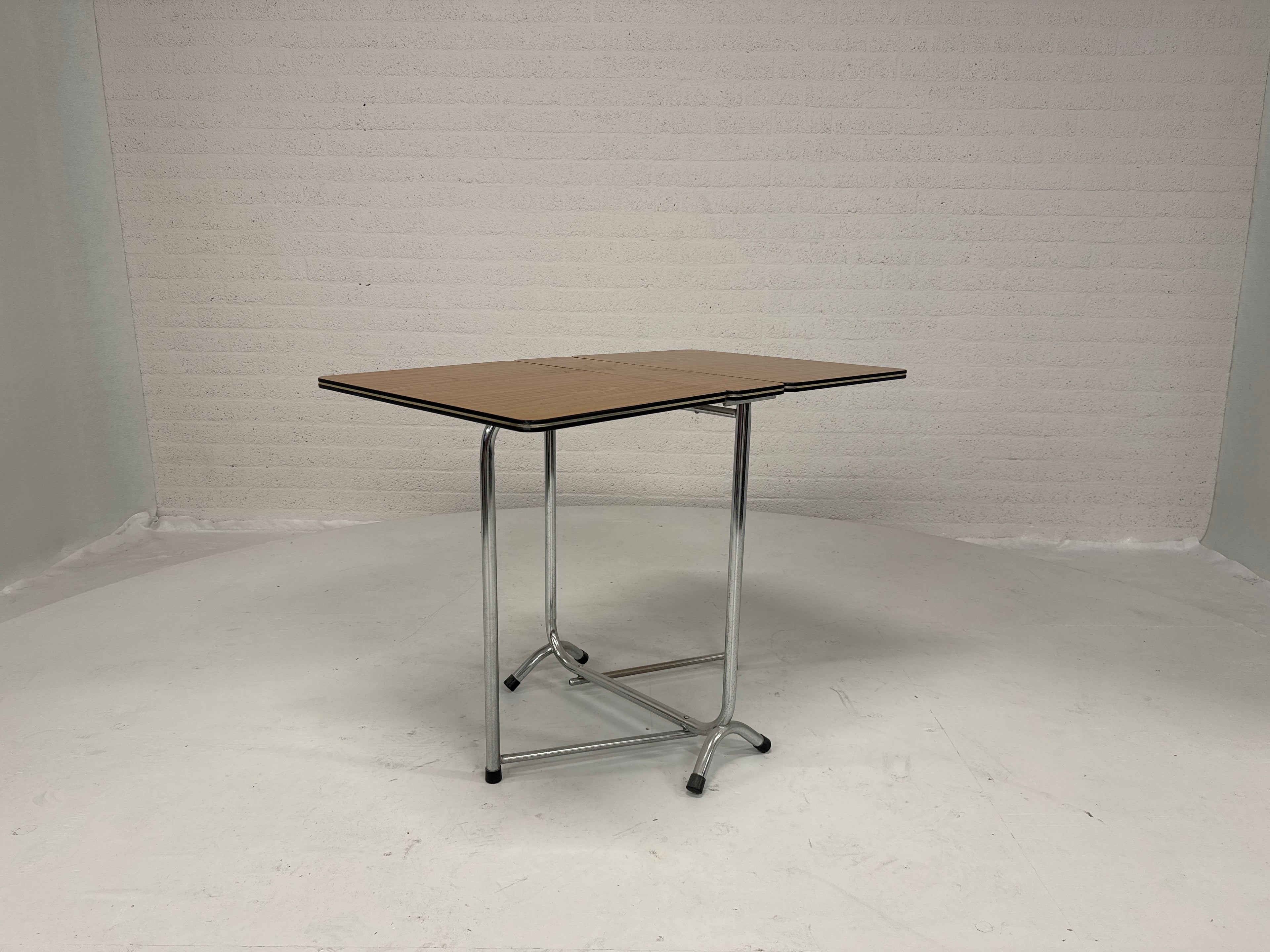 Bijzettafel chroom formica bruin