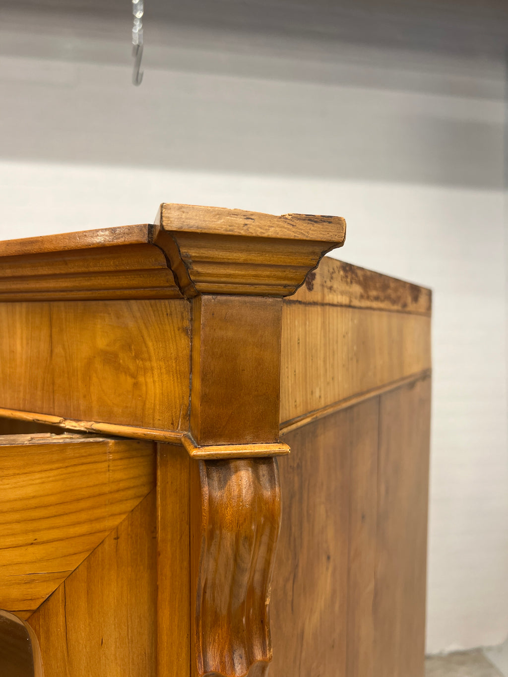 Sierlijke antieke houten vitrinekast