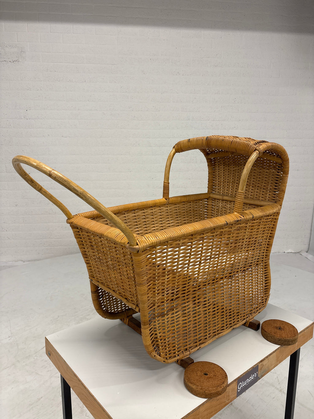 Vintage rotan poppenwagen